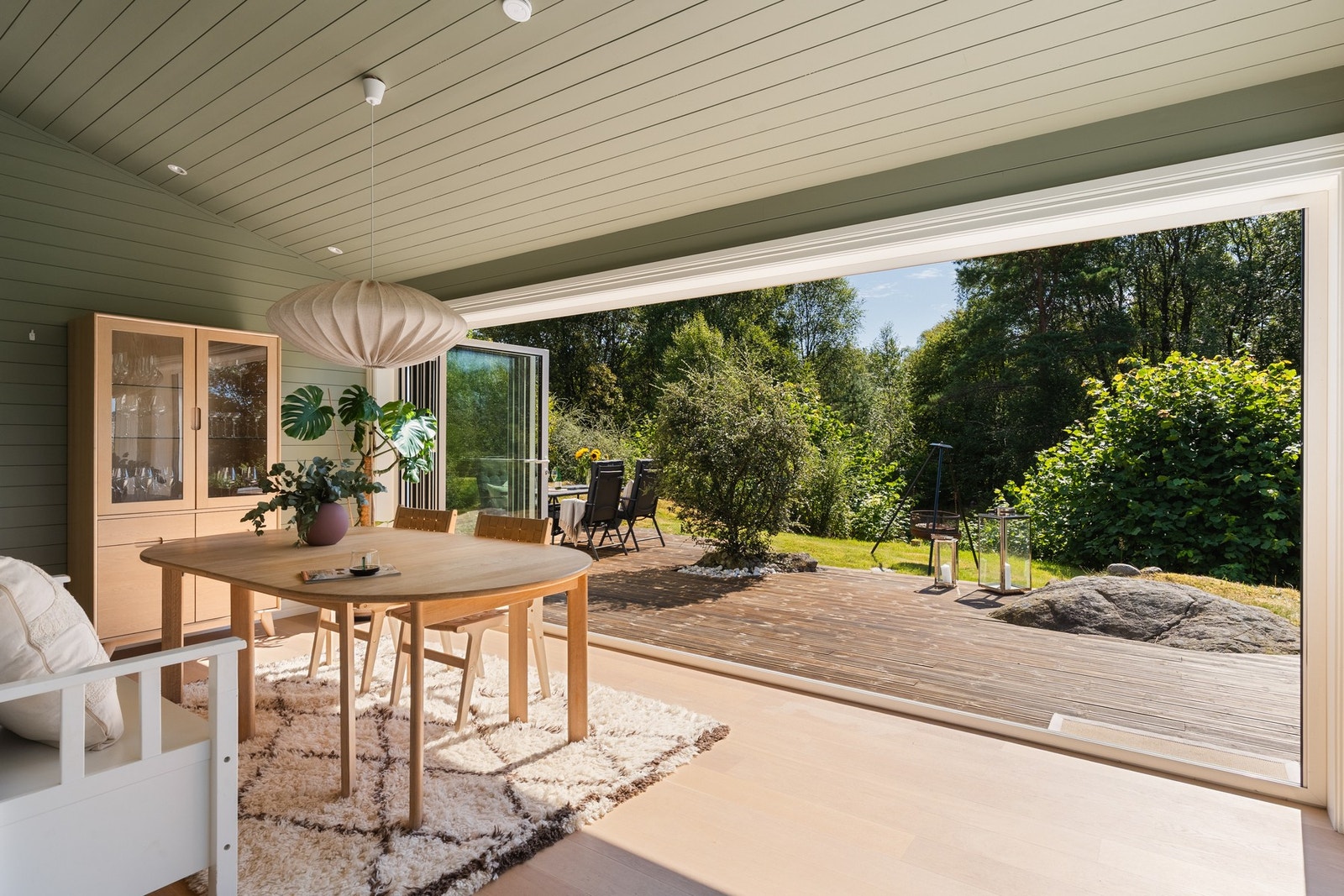 Flott utsikt over hage med frodige, grønne omgivelser som skaper en rolig atmosfære. Galleribilde