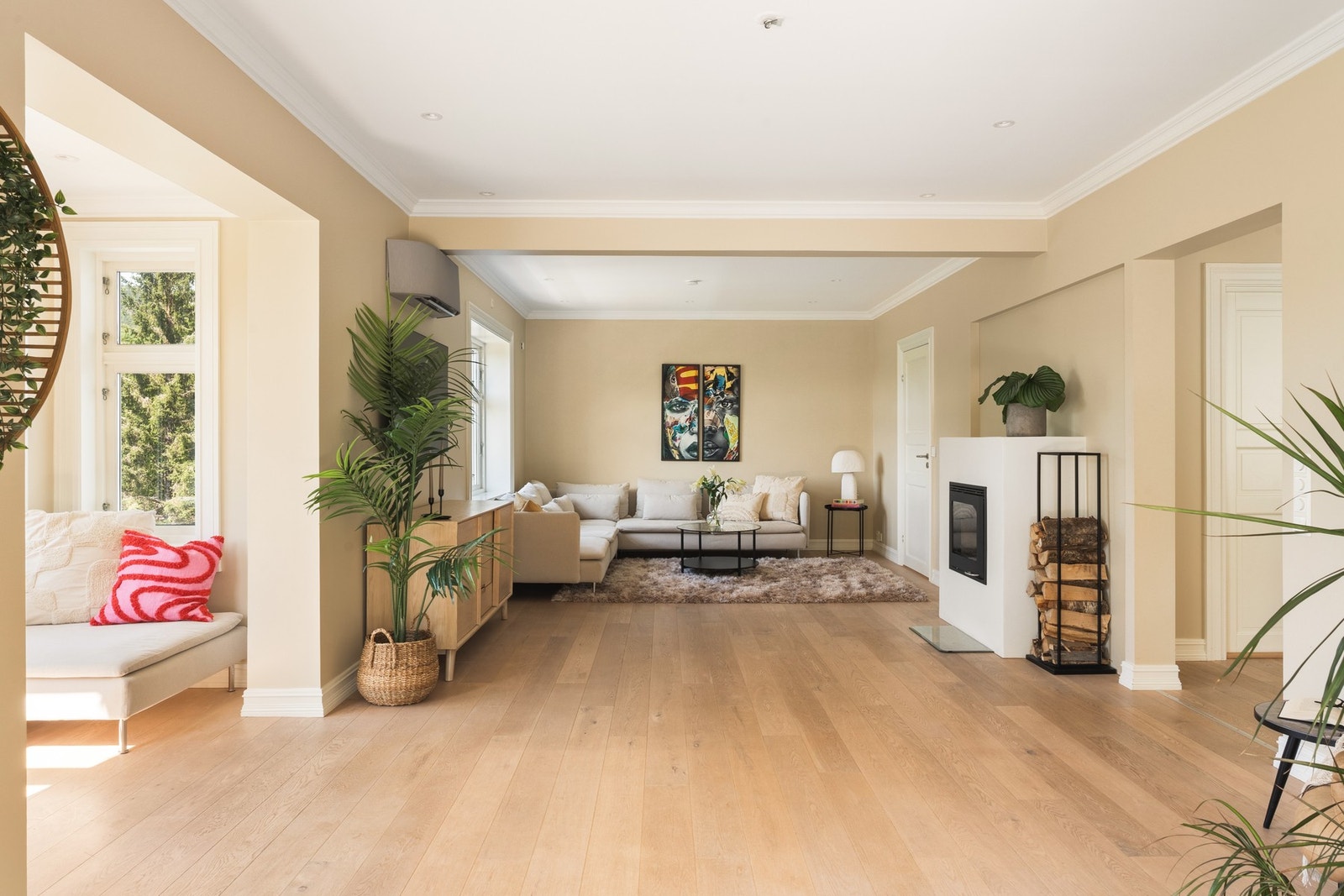 En innbydende og romslig stue, med gode muligheter for innredning. Galleribilde