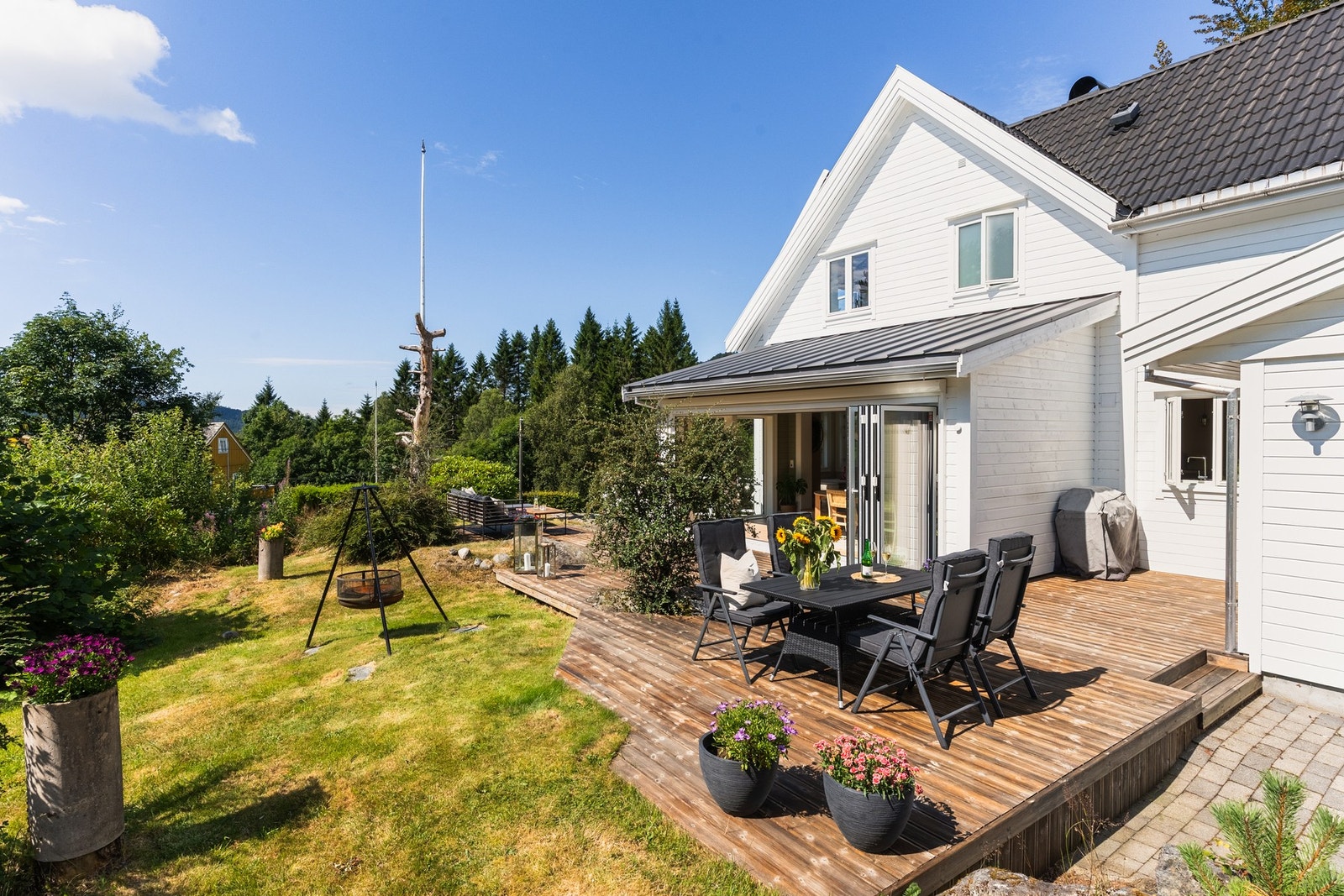 Kjøkkenvinduet gir utsyn mot dette innbydende uteområdet. Galleribilde