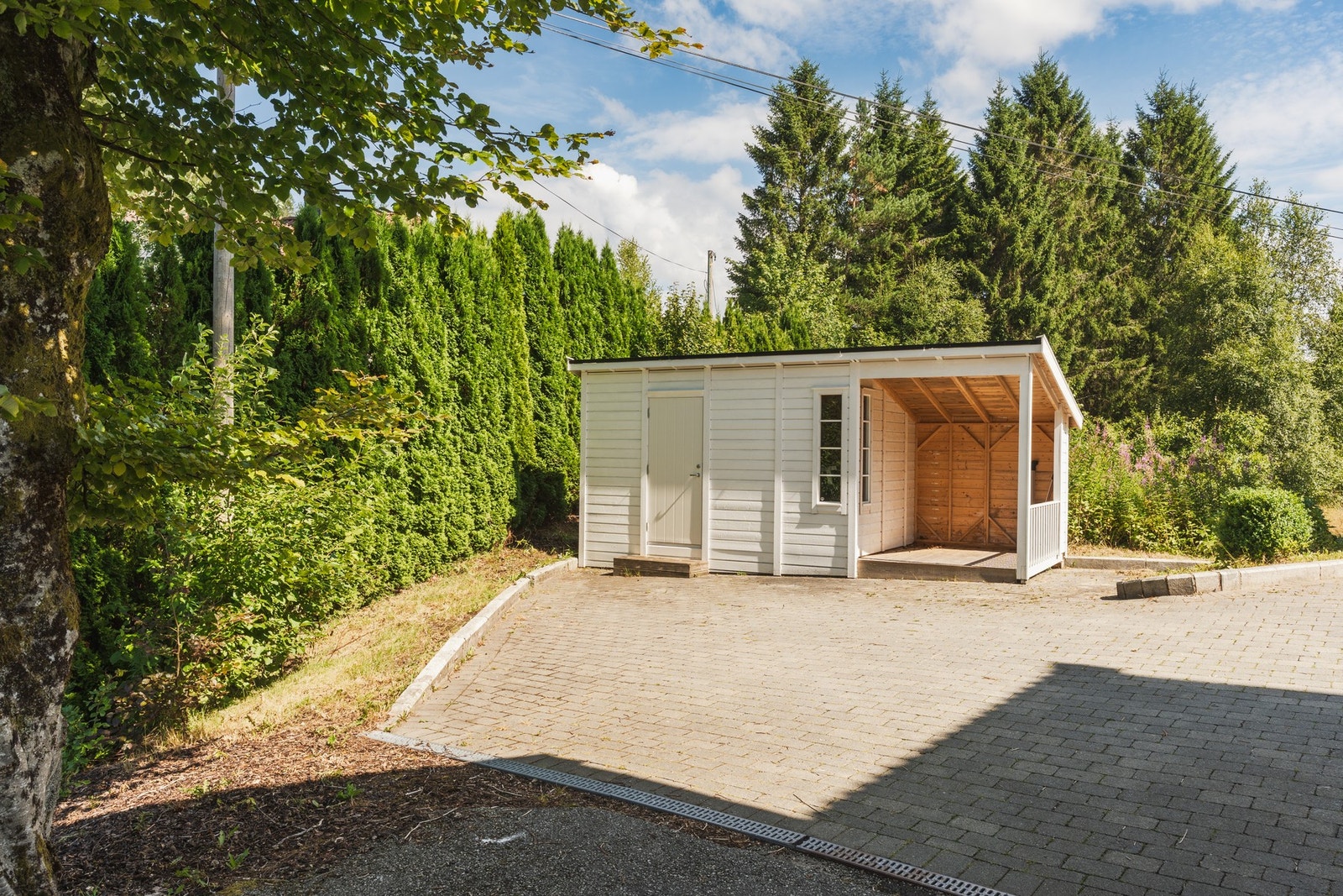 Praktisk bod med god plass til oppbevaring, fundamentert på betongkonstruksjoner. Galleribilde