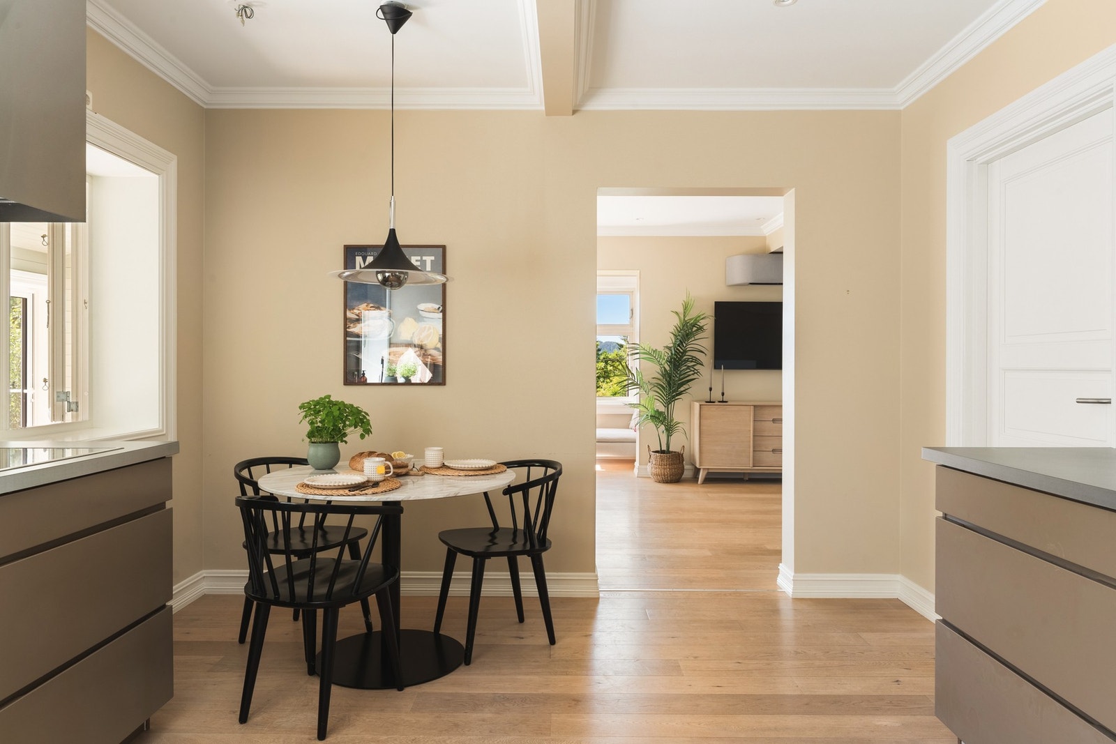 Spiseplass på kjøkkenet til hverdagsbruk. Galleribilde