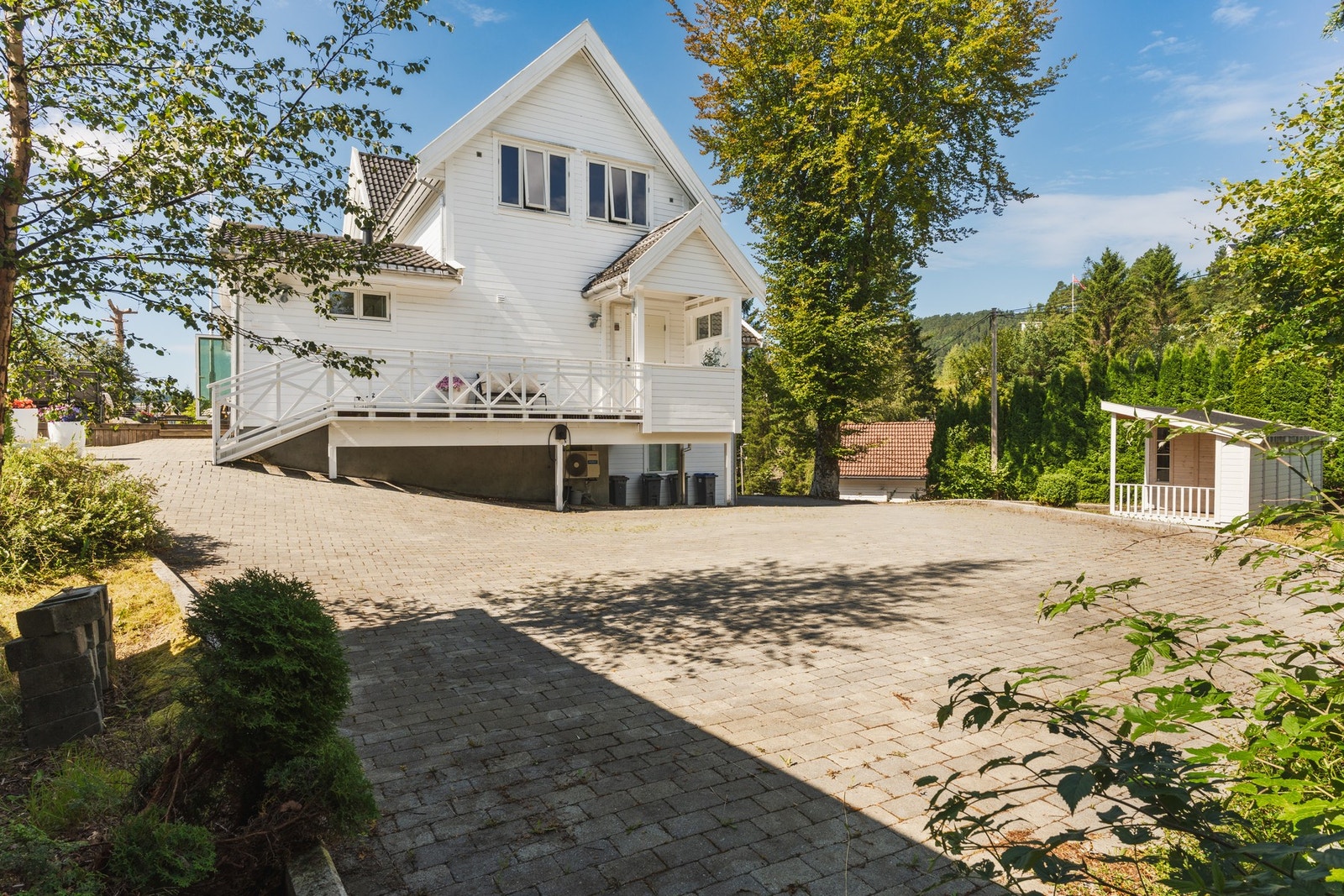 Romslig gårdsplass med god plass til parkering for flere biler samt enkel adkomst til boligen. Galleribilde