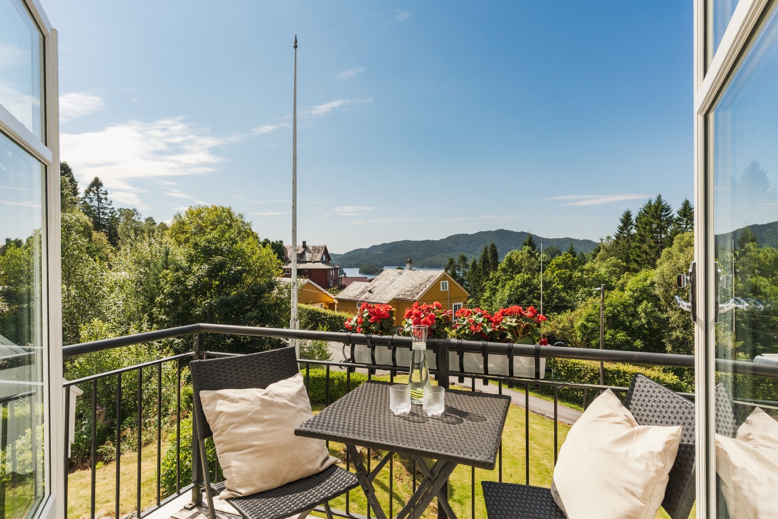 Balkong med flott utsyn mot Bjørnafjorden og omkringliggende natur. Galleribilde