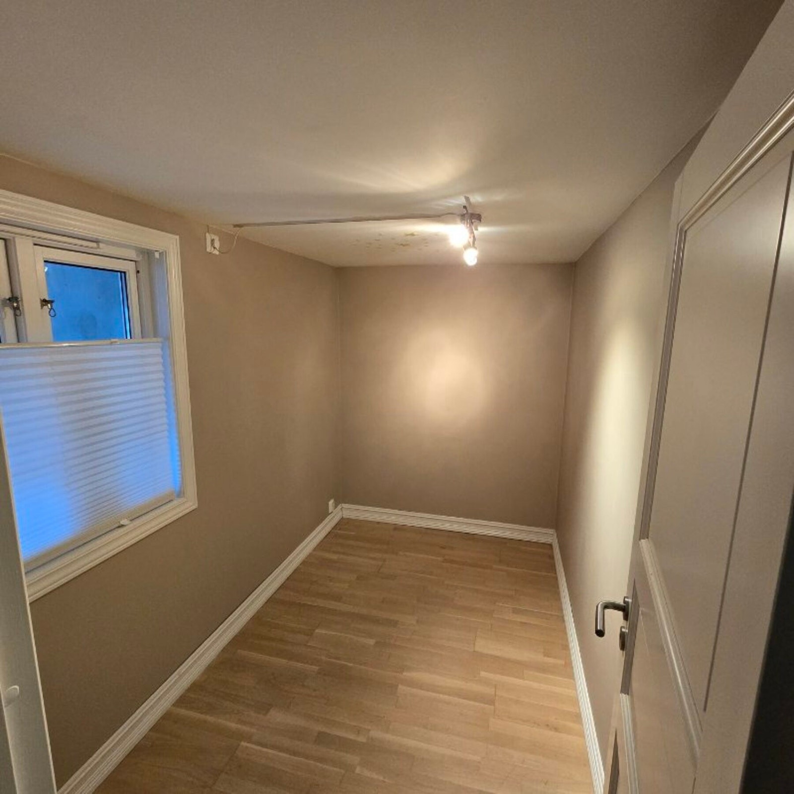 Lyst og funksjonelt soverom med plass til seng og enkel garderobeløsning. Galleribilde