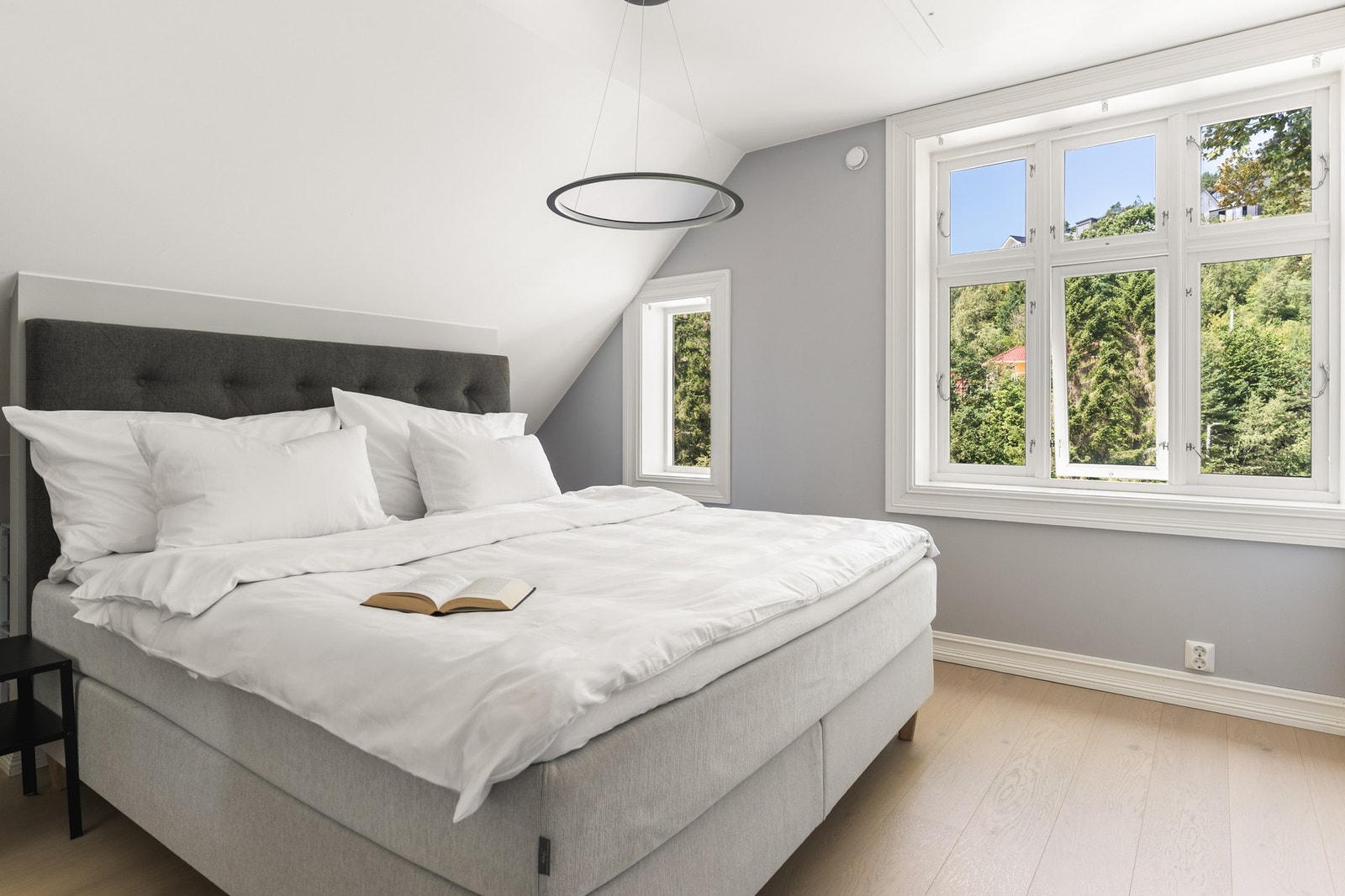 Nytt gulv fra 2024 på alle soverom i denne etasjen og flotte vindusflater gir et lyst og innbydende soverom. Galleribilde