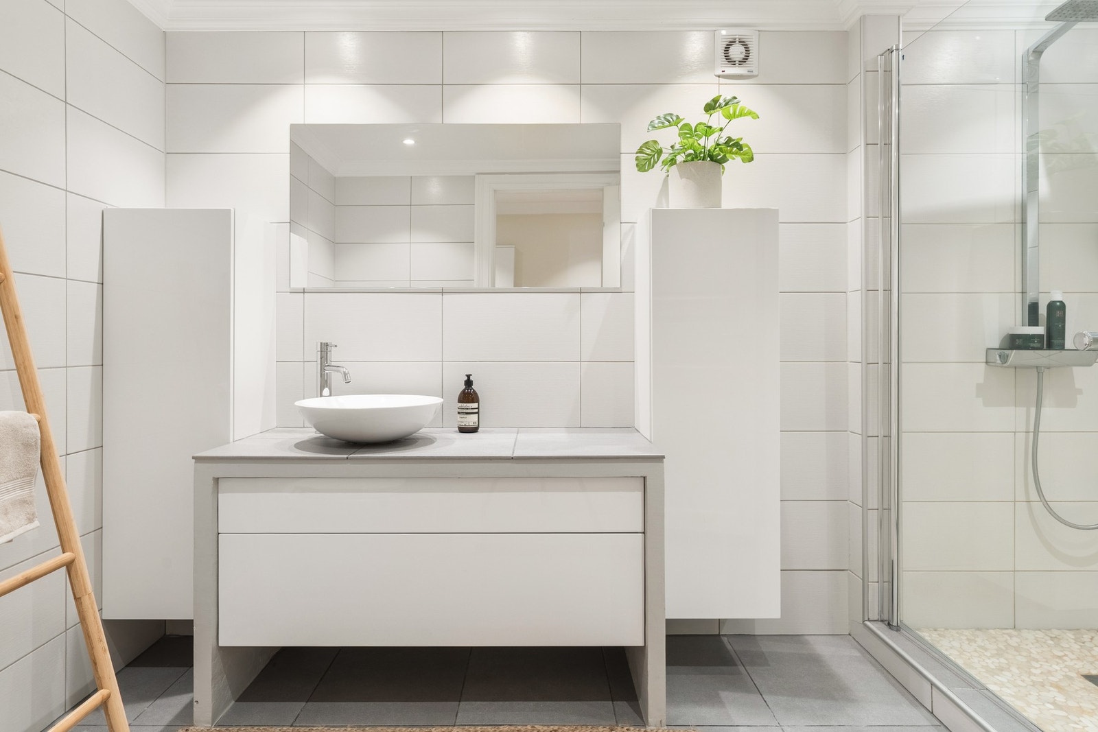 Med varmekabler i gulvet er det et komplett og behagelig bad. Galleribilde