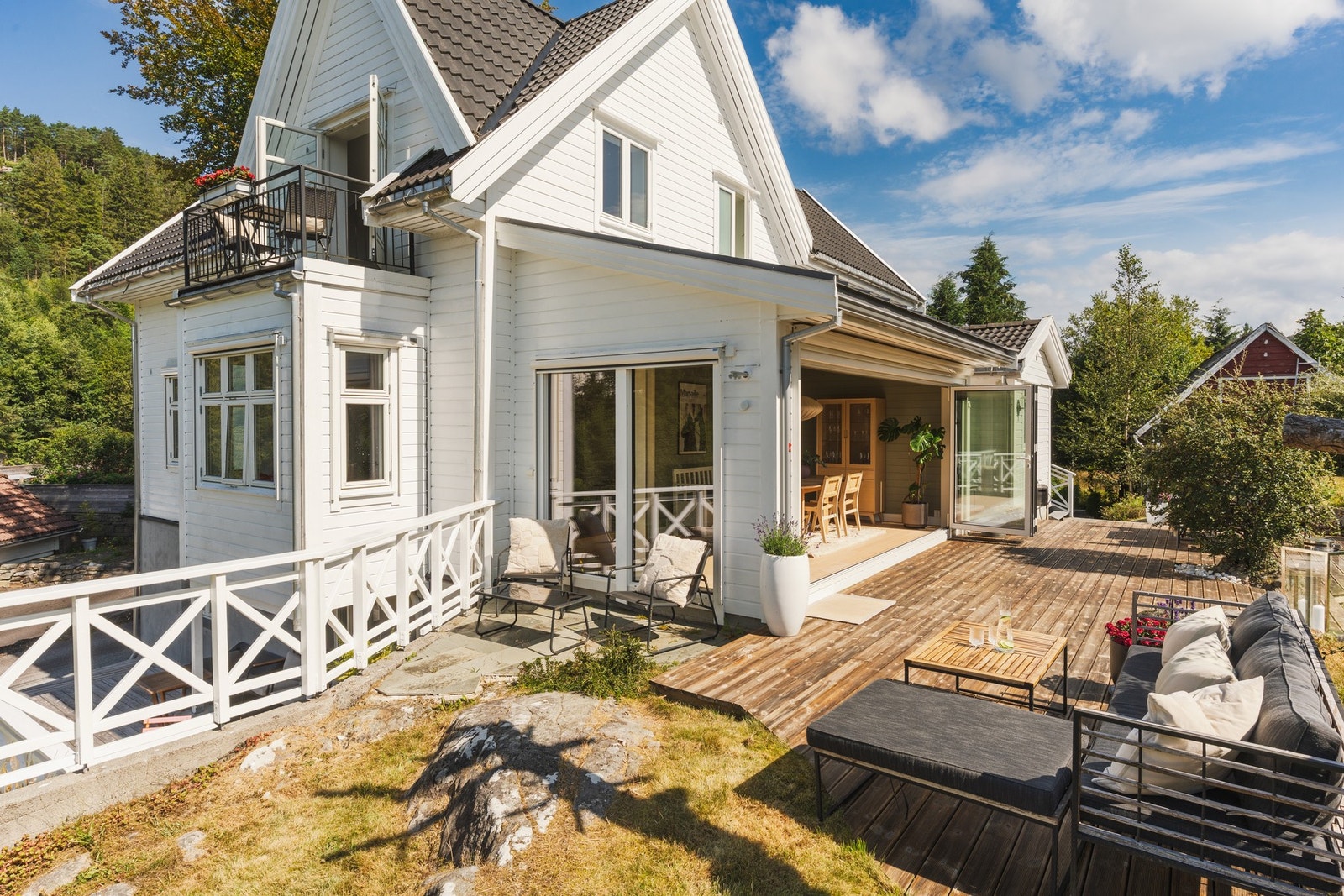 Sømløs overgang fra stuen til uteområdet. Galleribilde