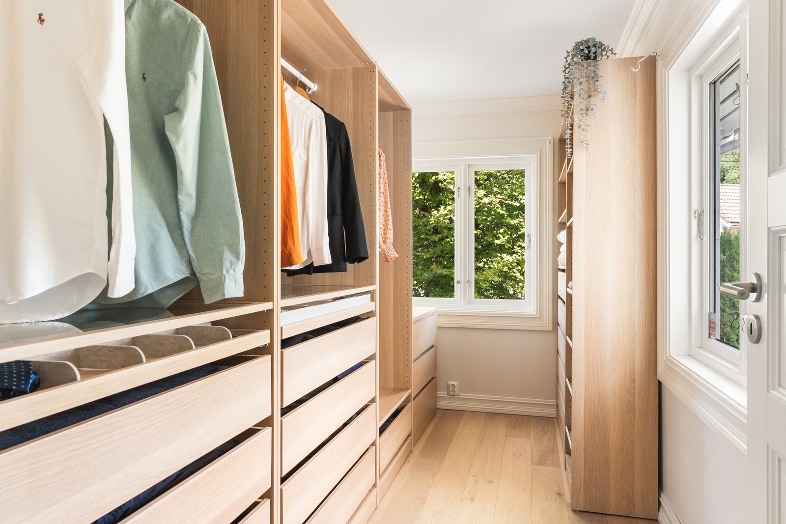 Dette er godkjent som soverom, men idag benyttet som et stort walk-in closet. Galleribilde