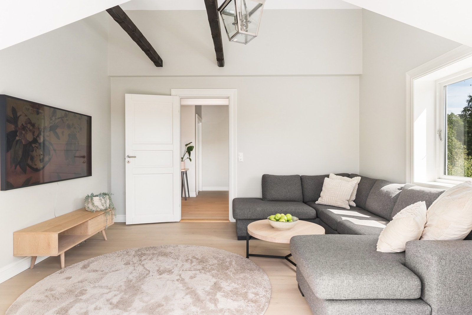 Loftstuen har god takhøyde og god plass til innredning av sofagruppe. Galleribilde