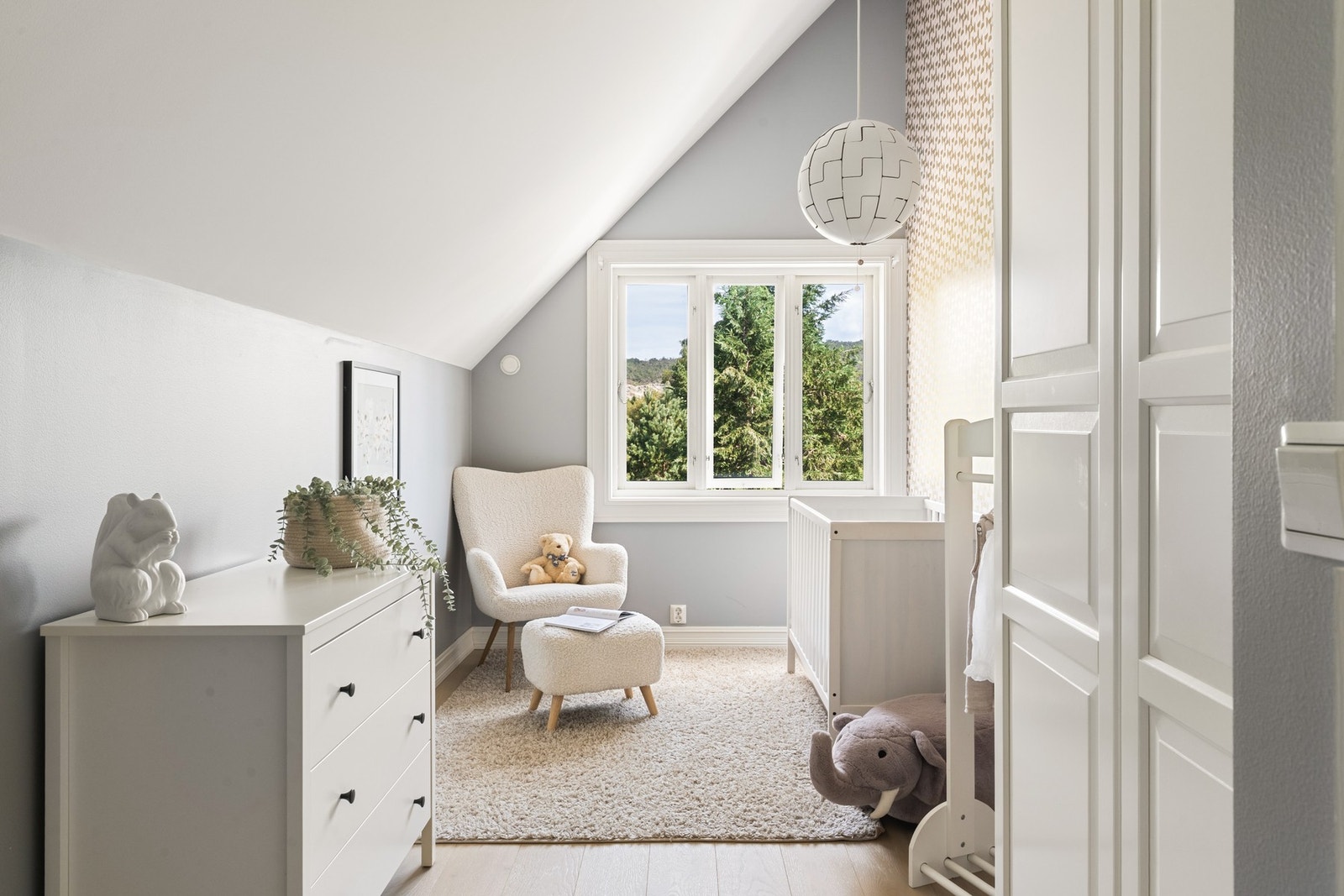 Totalt har denne etasjen tre gode soverom som kan benyttes etter ønske. Galleribilde