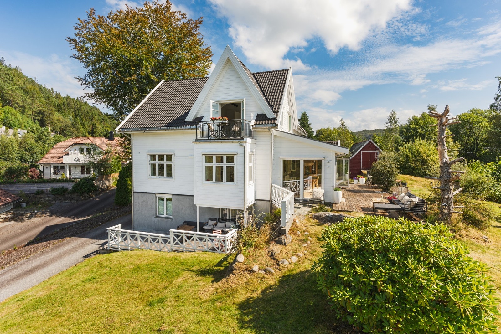 Fasade mot hagesiden med flere terrasser og uteplasser som gir gode solforhold gjennom hele dagen. Galleribilde