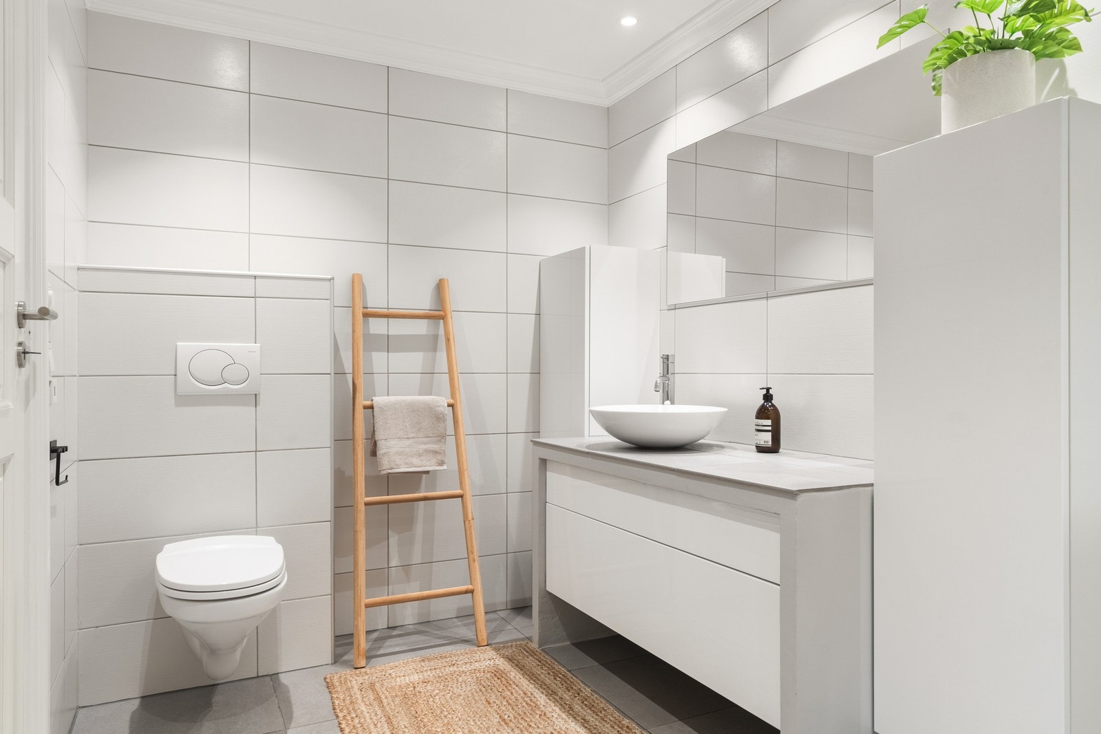 Helfliset bad med vegghengt toalett, baderomsinnredning og god oppbevaringsplass. Galleribilde