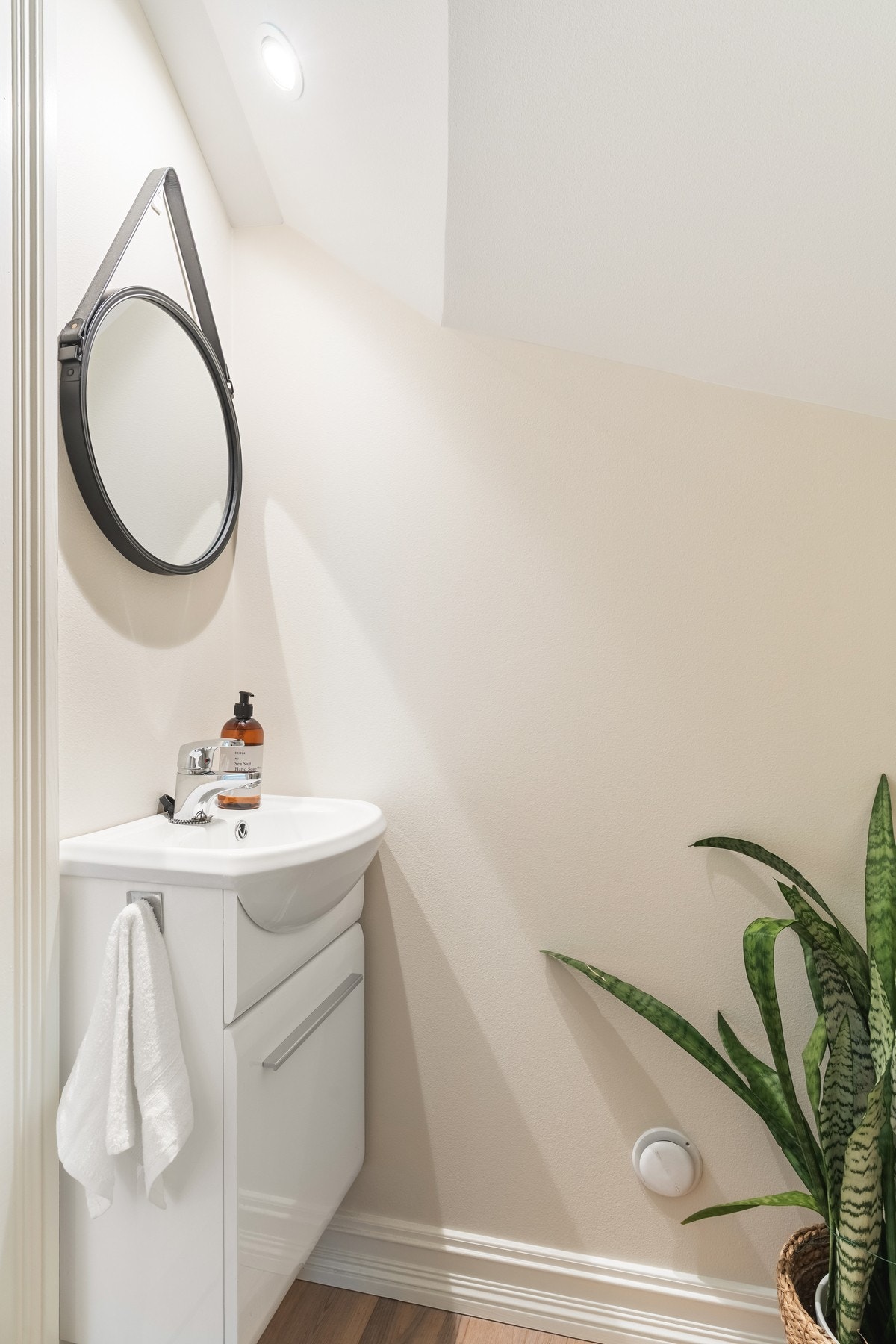 Med parkett på gulv samt malte plater på vegger og i himling, fremstår rommet som lettstelt. Galleribilde