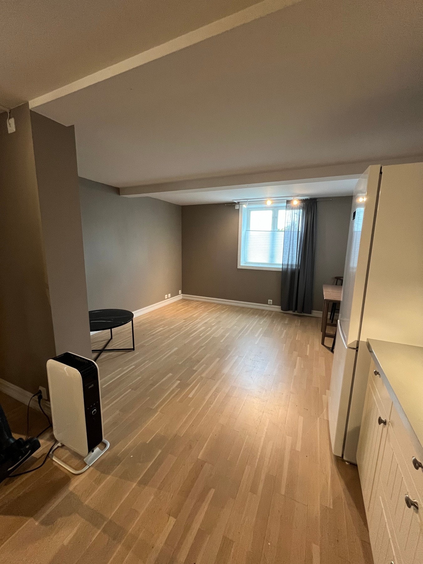 Trivelig oppholdsrom med plass til både sofa og spisebord. Galleribilde