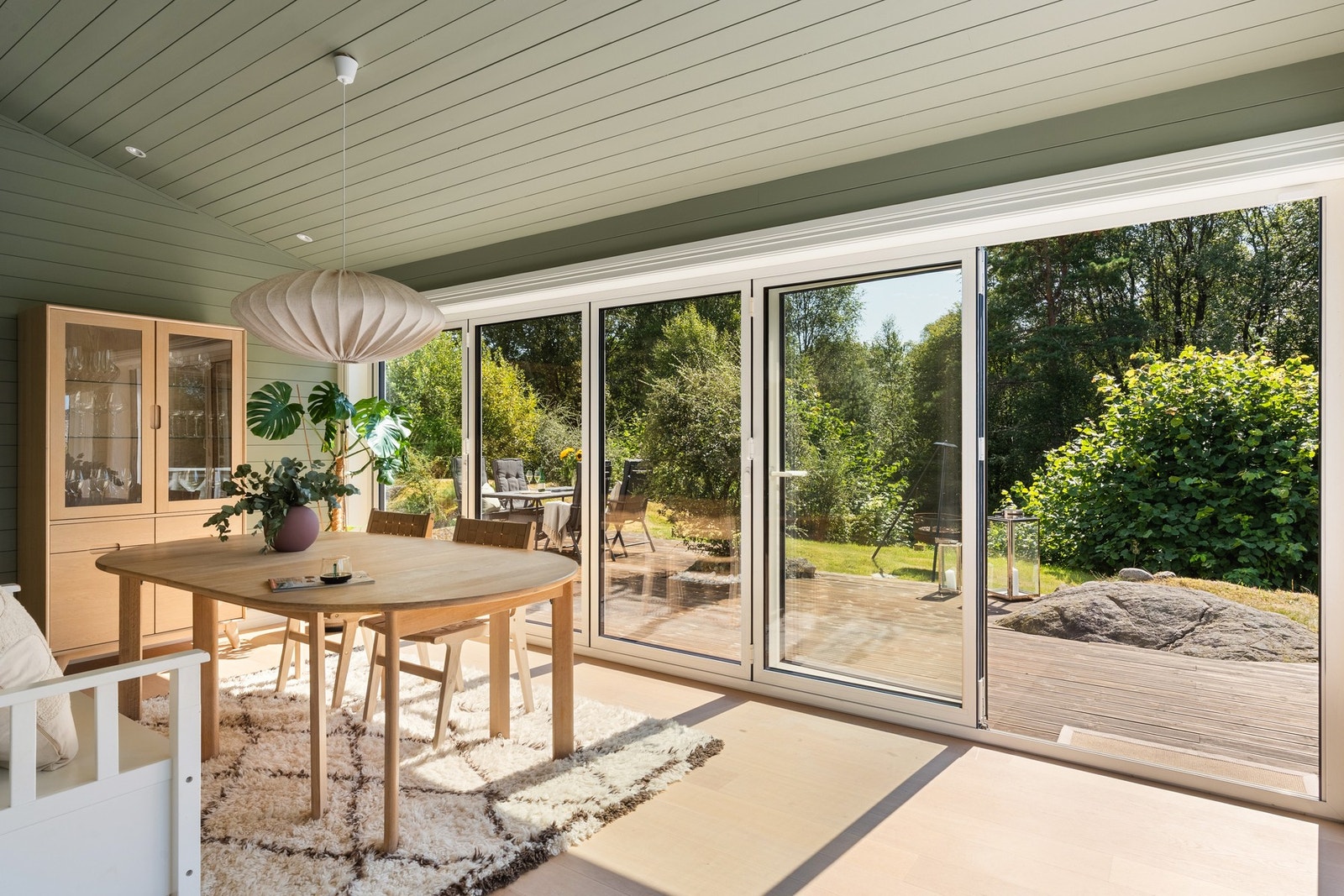 Med fleksible dører kan du enkelt velge mellom overgang til uteområdet eller en mer lun og avskjermet sone. Galleribilde