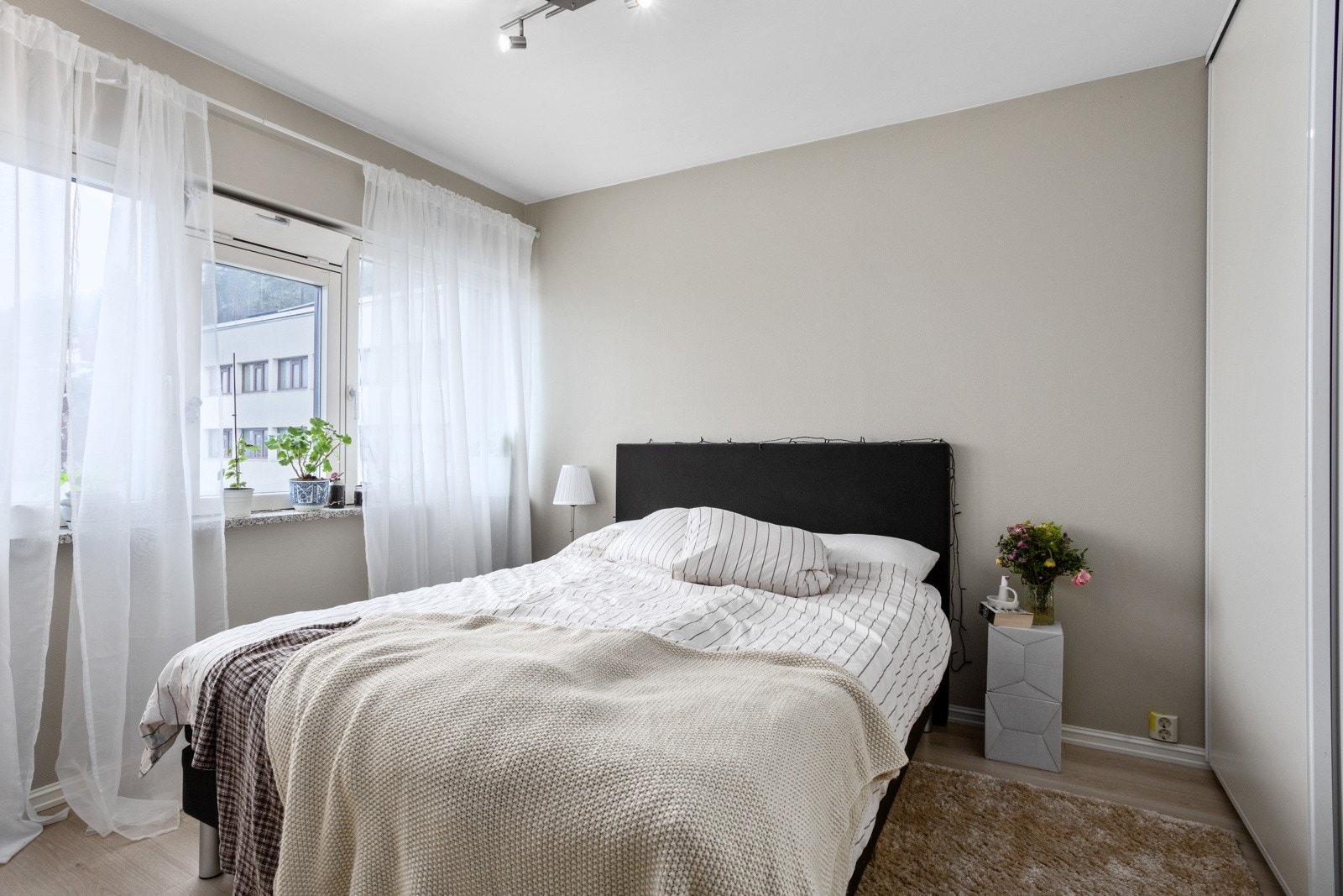 Lyst og luftig soverom med store vinduer som slipper inn rikelig med dagslys. Galleribilde