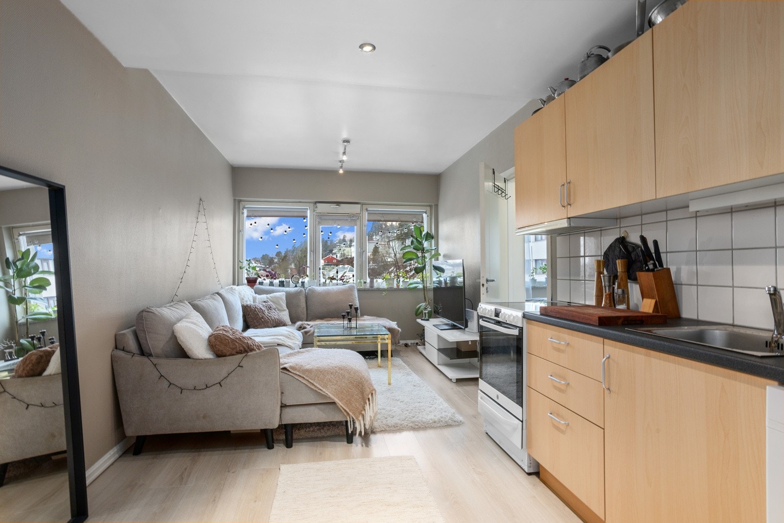 Lys og hyggelig stue med åpen kjøkkenløsning og flott utsikt. Galleribilde