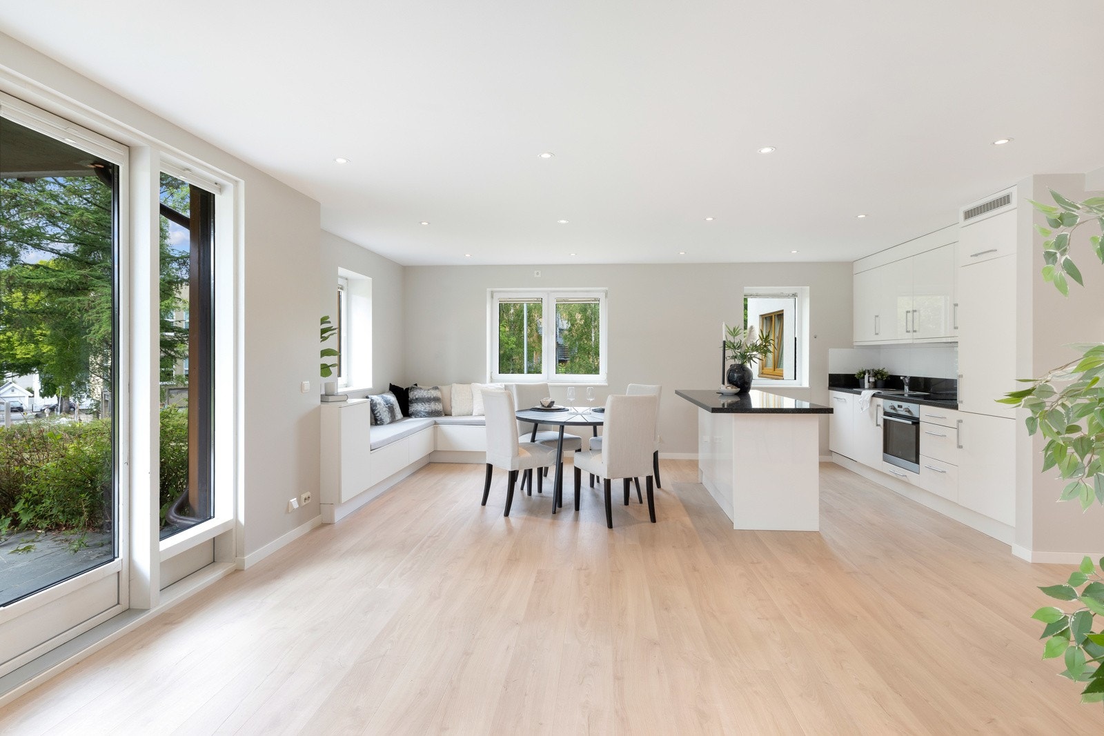 Stilrent kjøkken med lyse fronter og mørk benkeplate Galleribilde