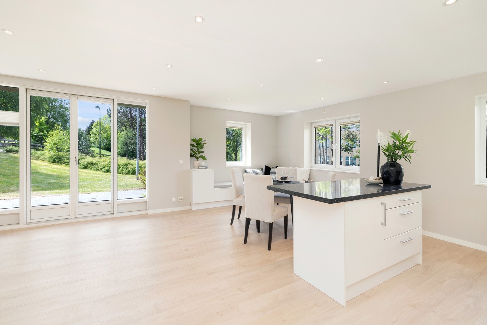 Kjøkkenet er i direkte tilknytning til stue og spiseplass, noe som gir en sosial og åpen løsning Galleribilde