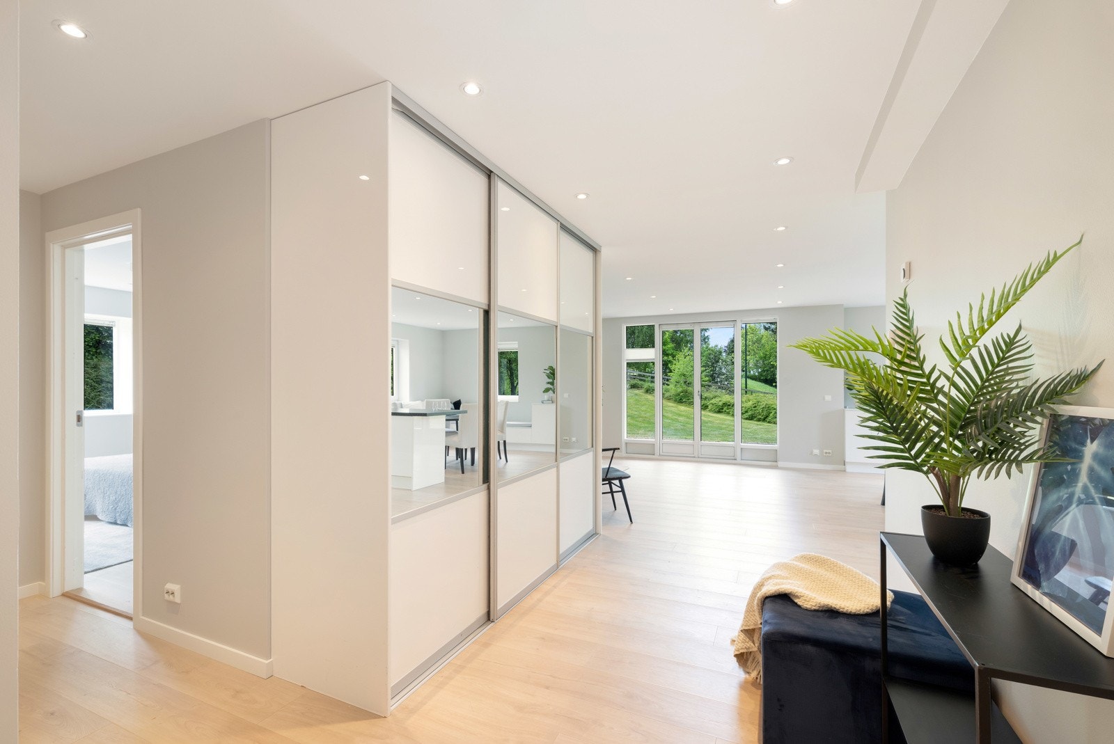 I gang er det en praktisk skyvedørsgarderobe med speildører Galleribilde