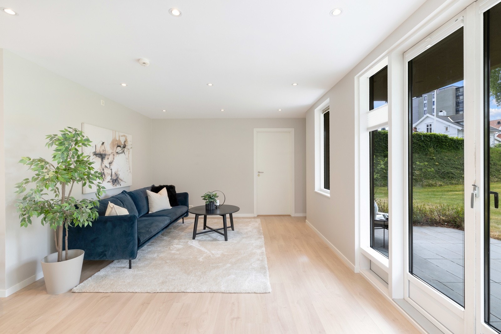 Store vindusflater slipper inn rikelig med dagslys og skaper en luftig og åpen atmosfære Galleribilde