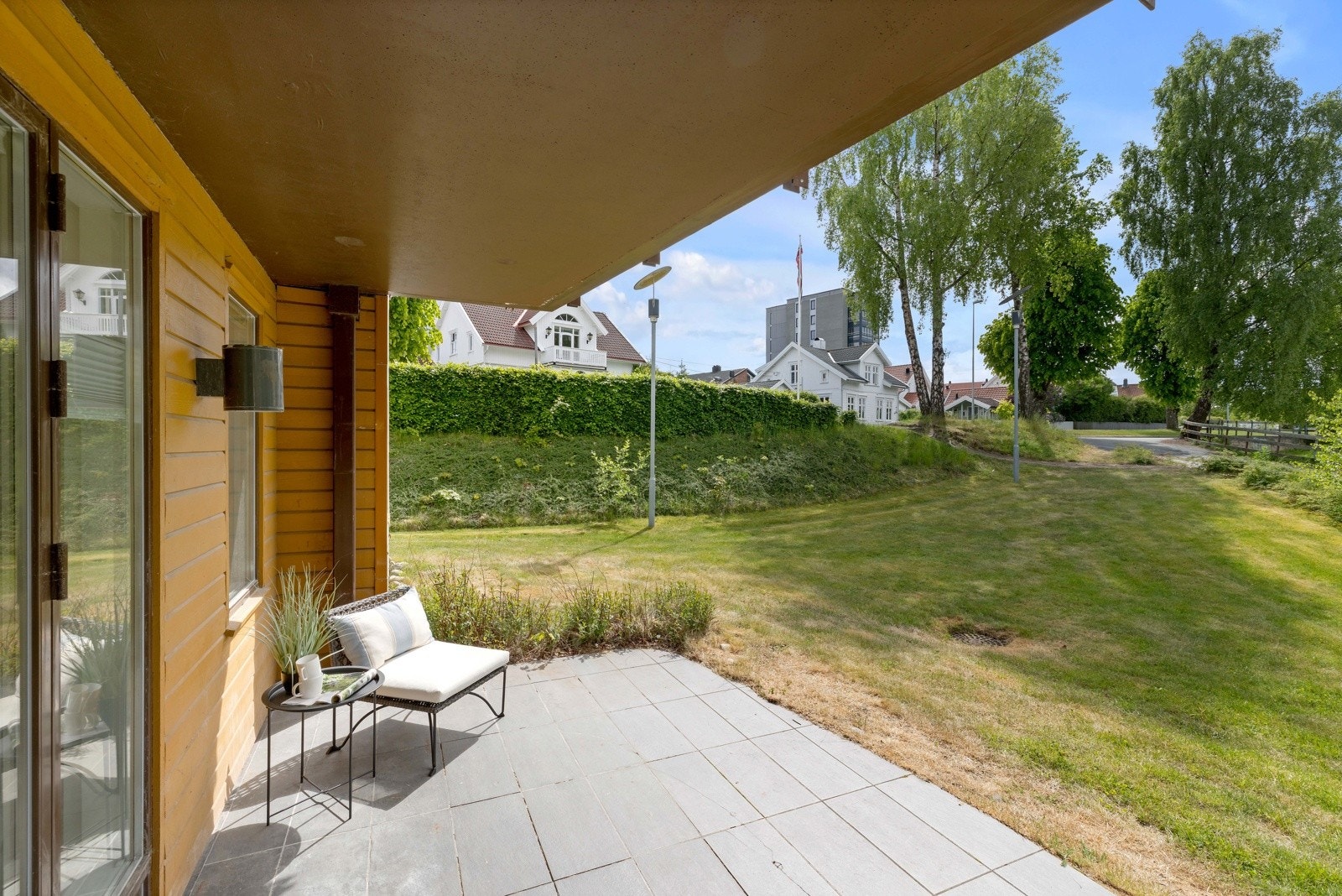 Fra stua er det utgang til boligens koselige og solfylte uteområde Galleribilde