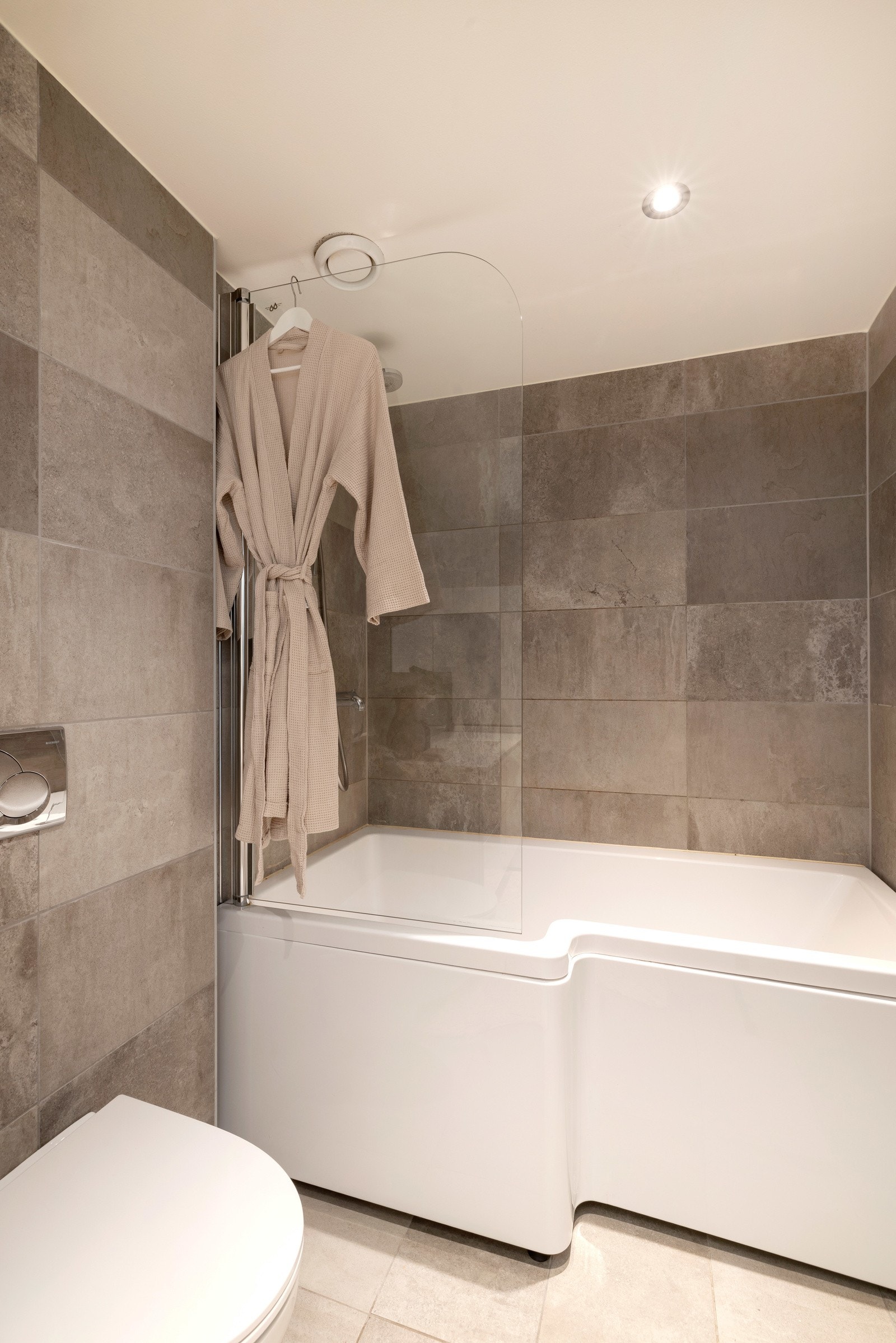 I tillegg til badet er det et ekstra toalett i leiligheten Galleribilde