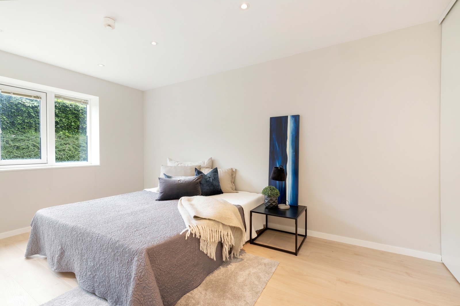 På hovedsoverommet er det god plass til både dobbeltseng og skrivebord Galleribilde