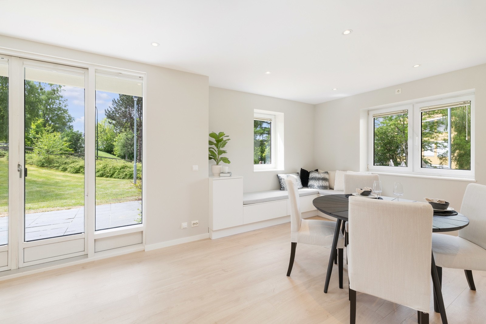 Fra stua er det utgang til boligens solrike terrasse Galleribilde