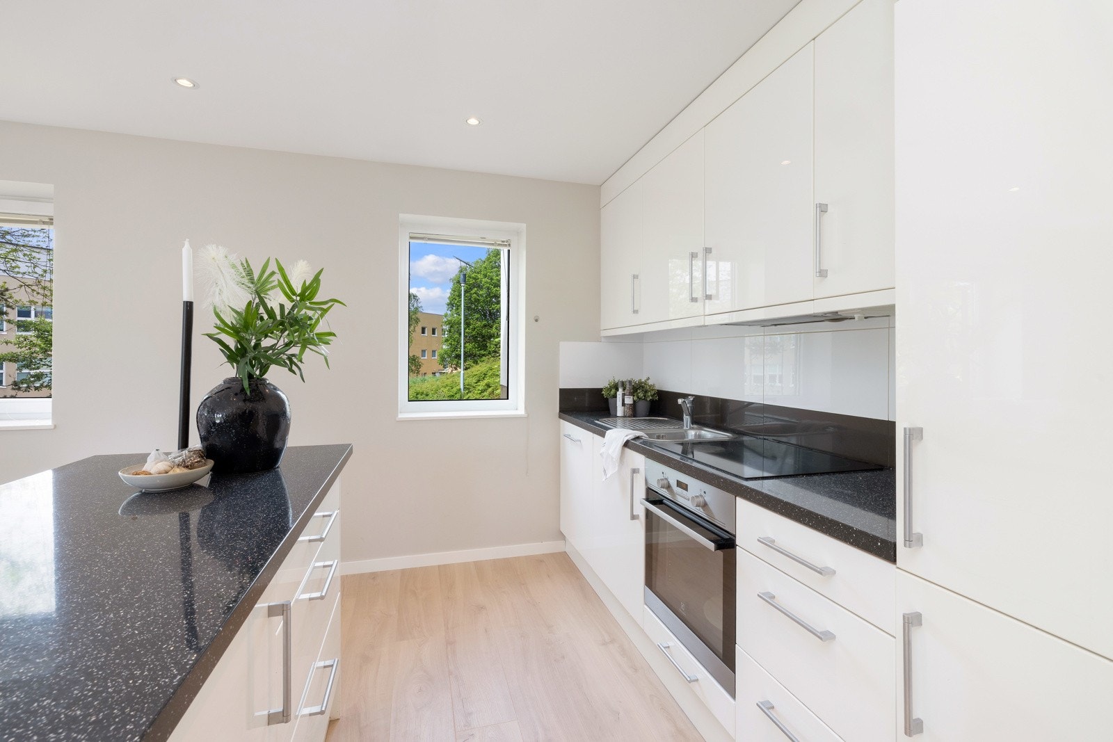 Den åpne og luftige utformingen gir godt med benkeplass og rikelig med oppbevaring i både skuffer og skap. Galleribilde