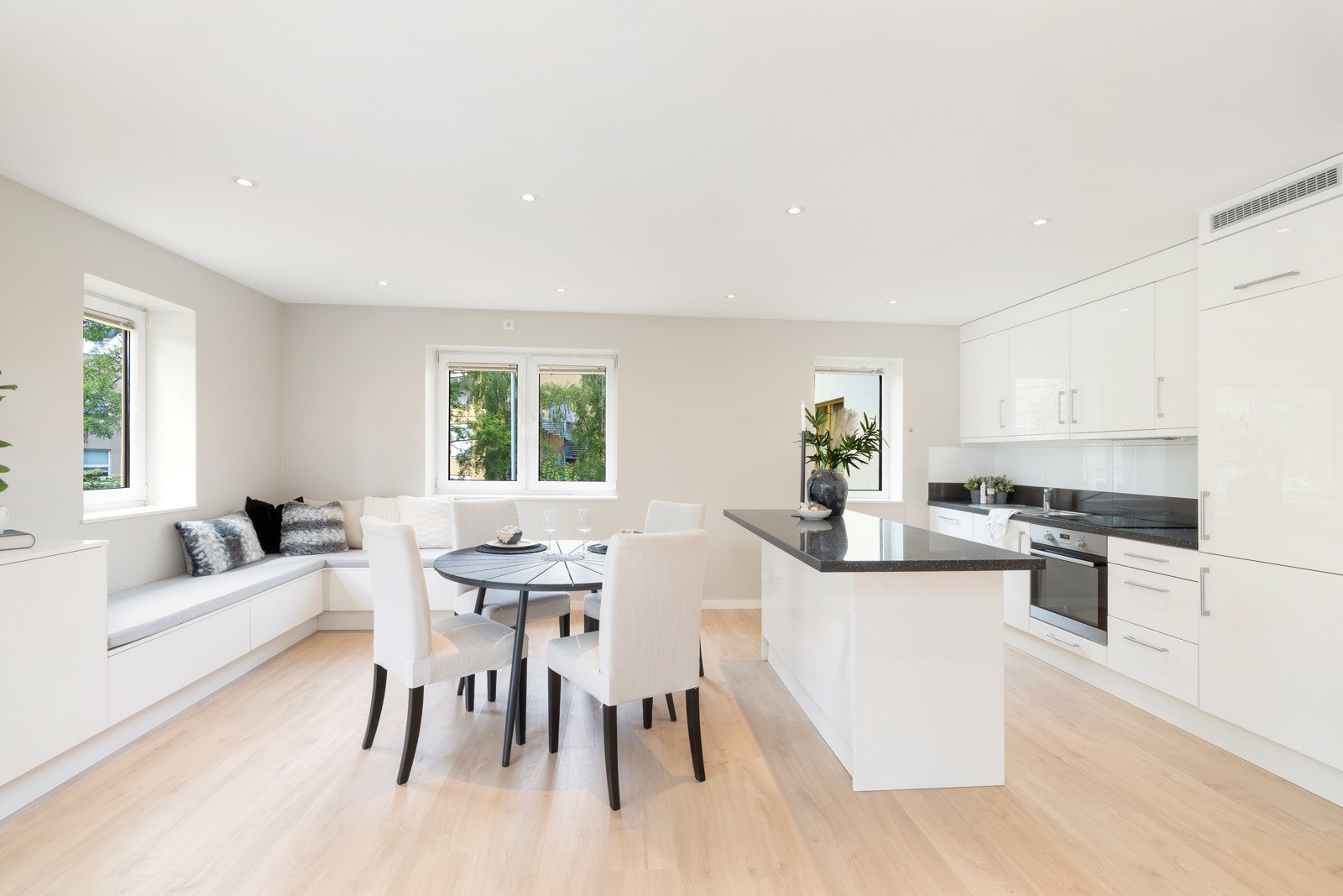 Det er god plass til både sofagruppe og spisebord, noe som gjør rommet perfekt for både avslapning og sosiale sammenkomster. Galleribilde