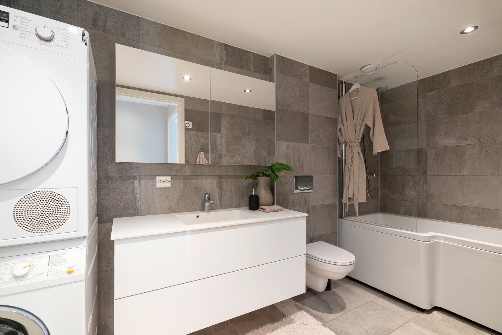 Stilrent bade med fliser på både gulv og vegger Galleribilde