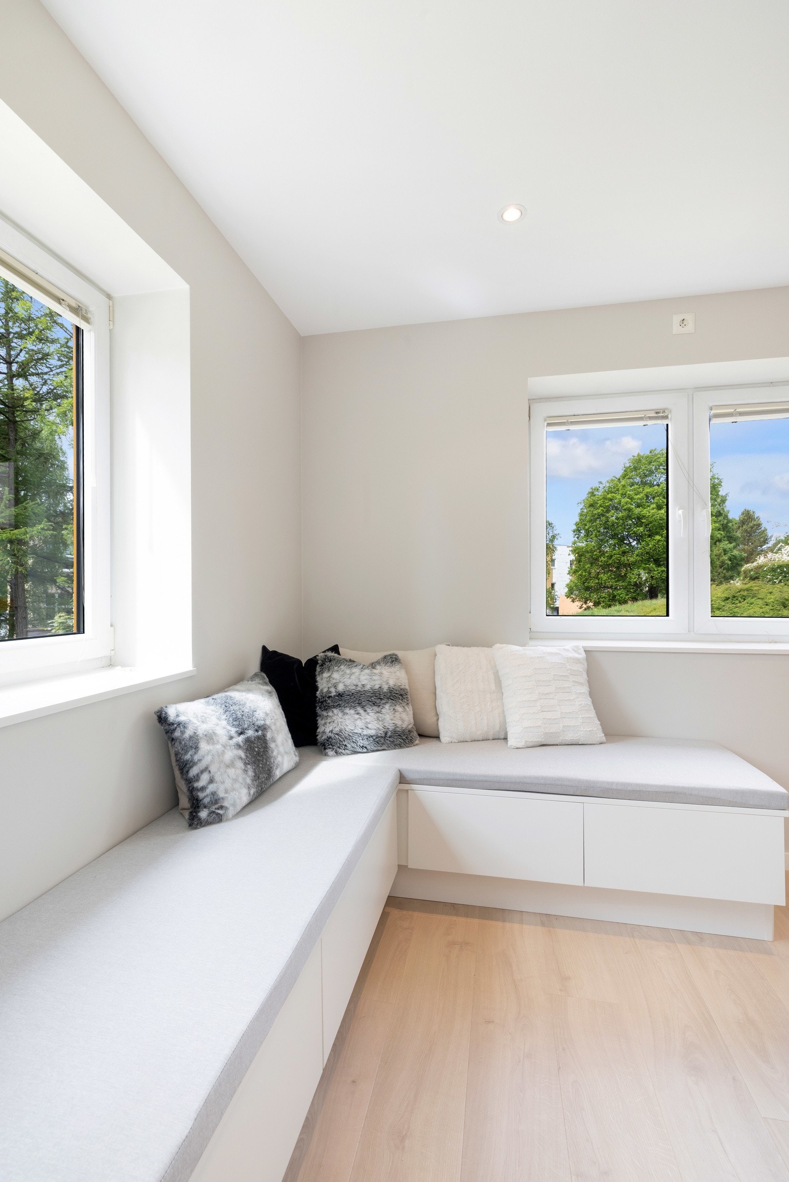 Praktisk og koselig benk med oppbevaringsmuligheter. Sittebenken er levert av Strai Kjøkken. Galleribilde