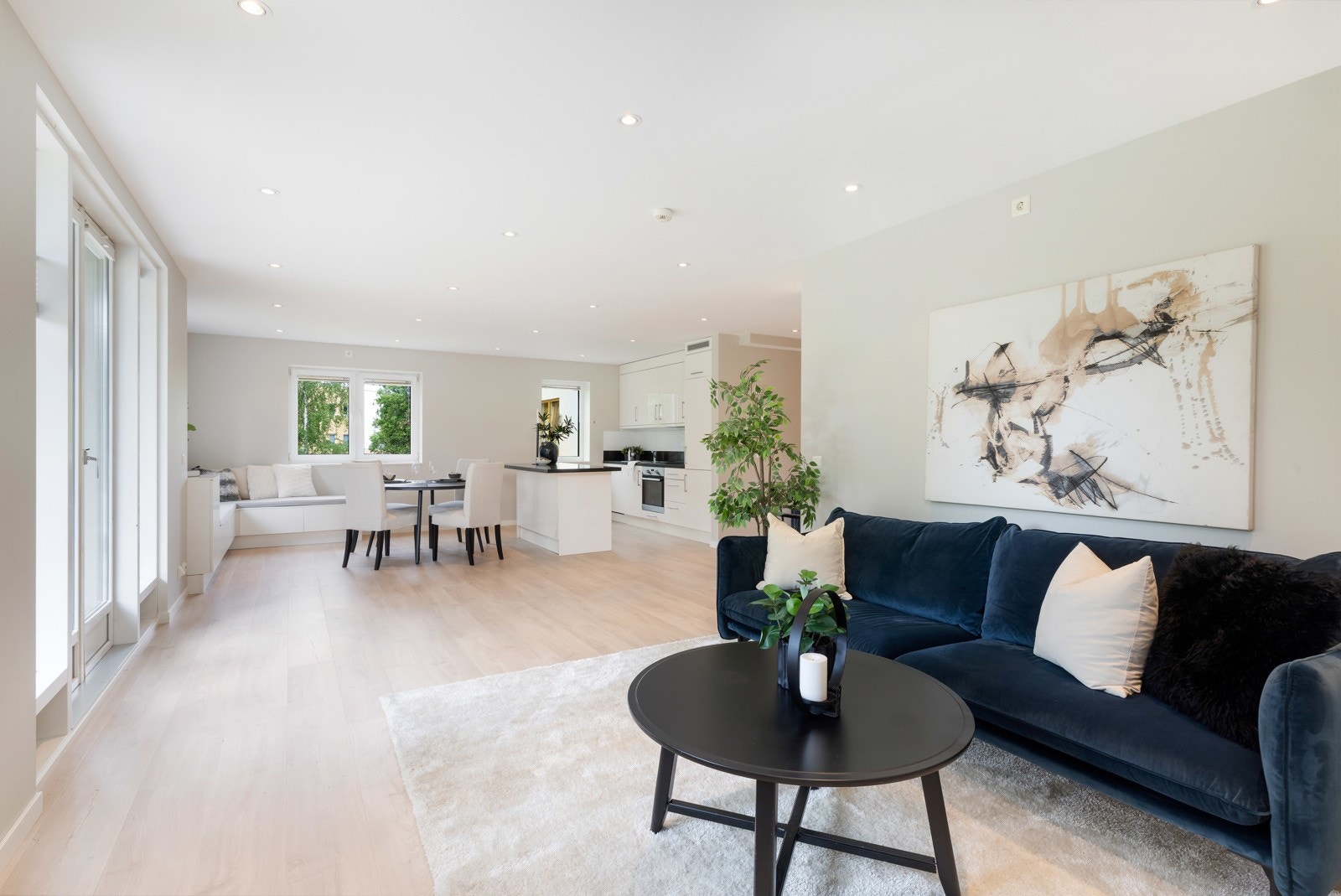 Det er åpen løsning mellom stua og kjøkkenet Galleribilde