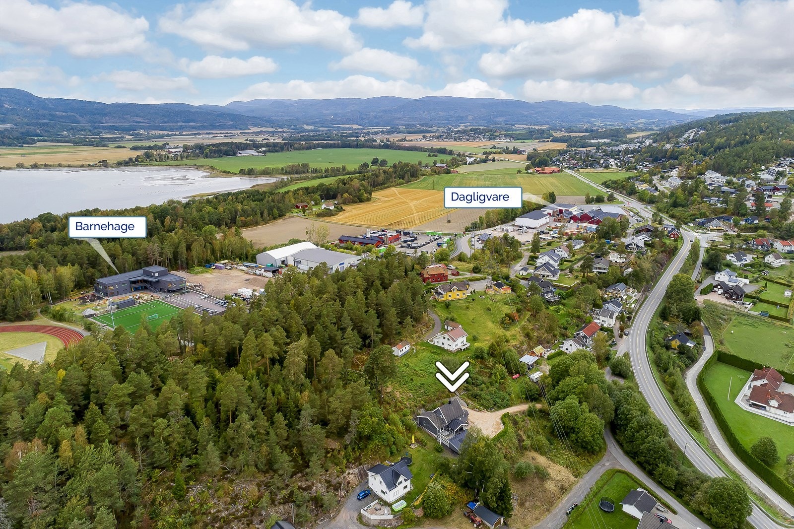 Det er kort vei til skole, barnehage og dagligvare (bilde er fra forrige salg i 2021) Galleribilde