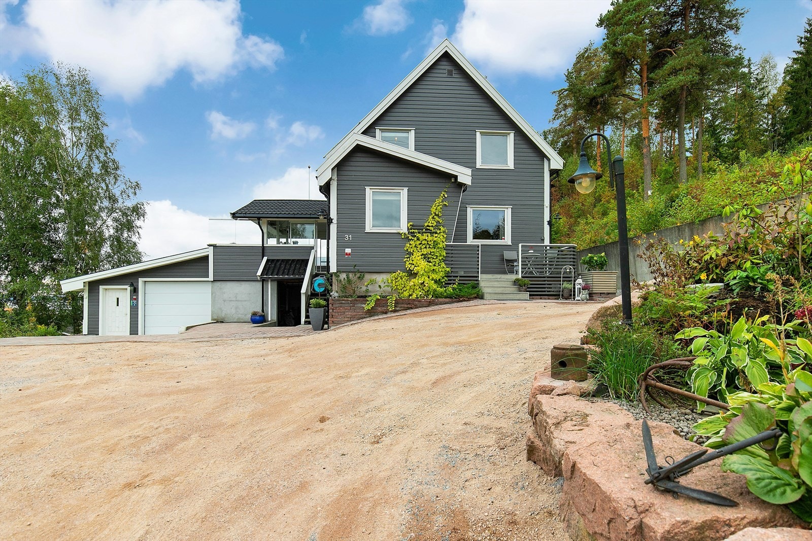 Garasje og godt med biloppstillingsplasser (bilde er fra forrige salg i 2021) Galleribilde