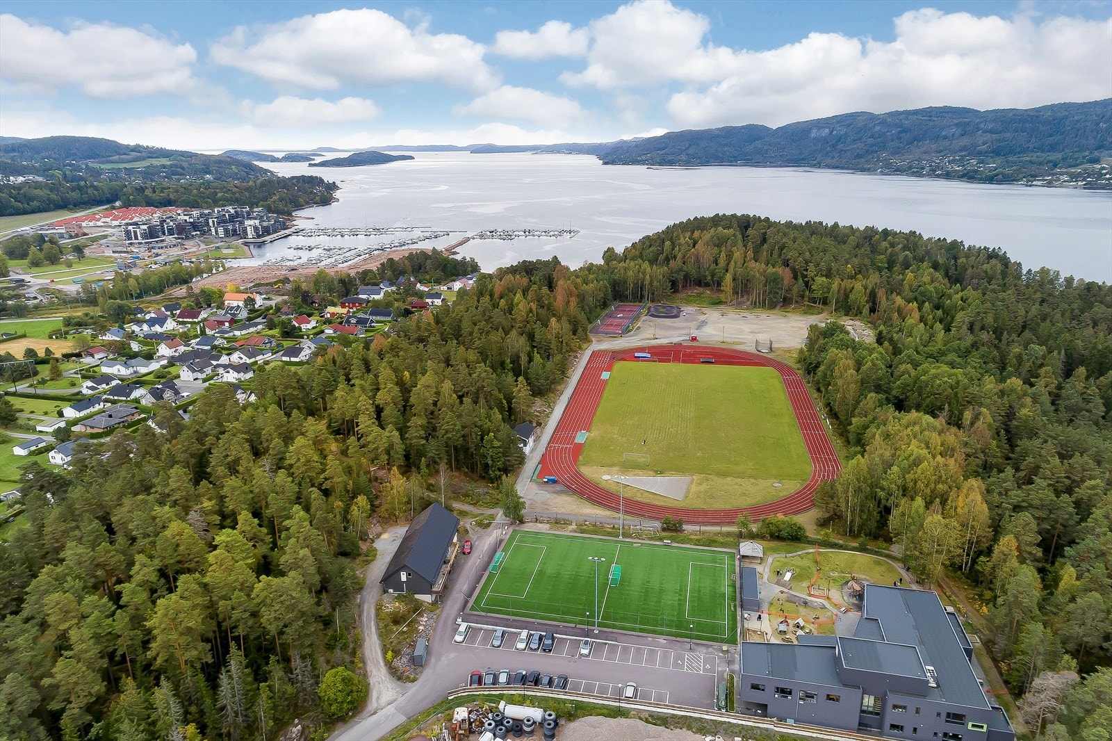 Idrettsanlegg, fotballbane og tennisbane i umiddelbar nærhet (bilde er fra forrige salg i 2021) Galleribilde