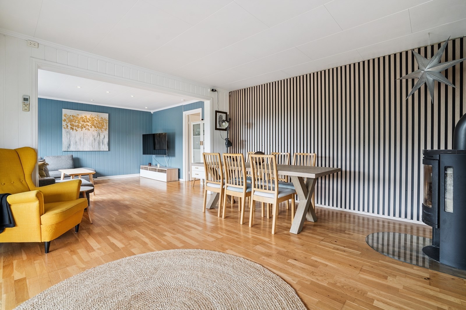 Det er både vedovn og varmepumpe i boligen Galleribilde