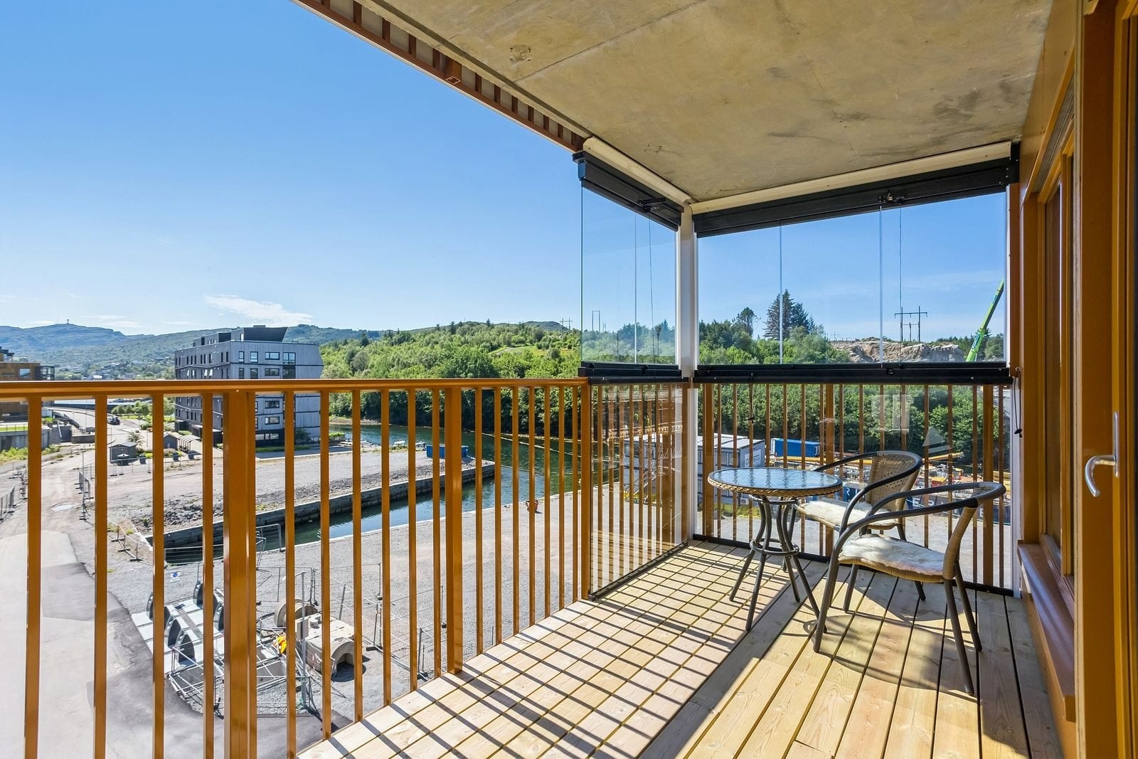 Romslig terrasse med nydelig utsikt Galleribilde