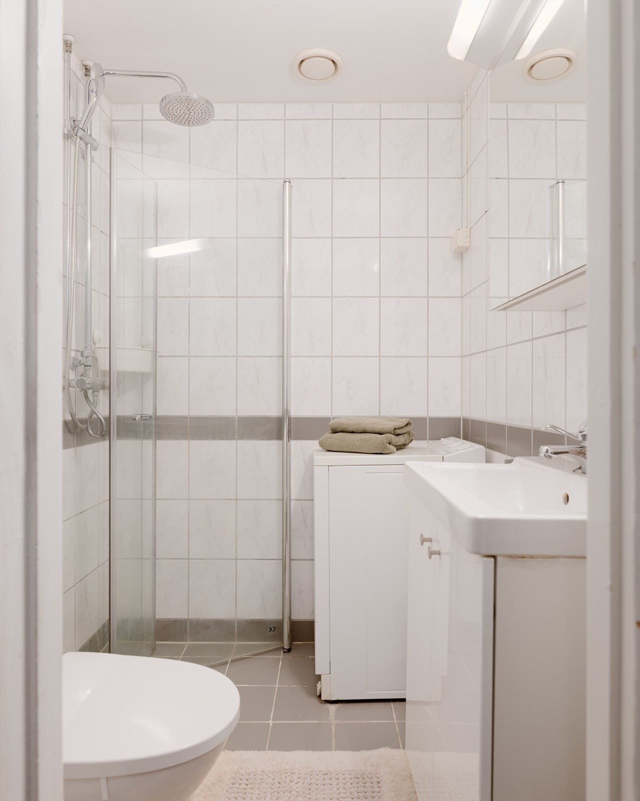 Vaskemaskinen medfølger kjøpet, alternativ kan fellesvaskeriet benyttes. I gulvet er det varmekabler. Galleribilde