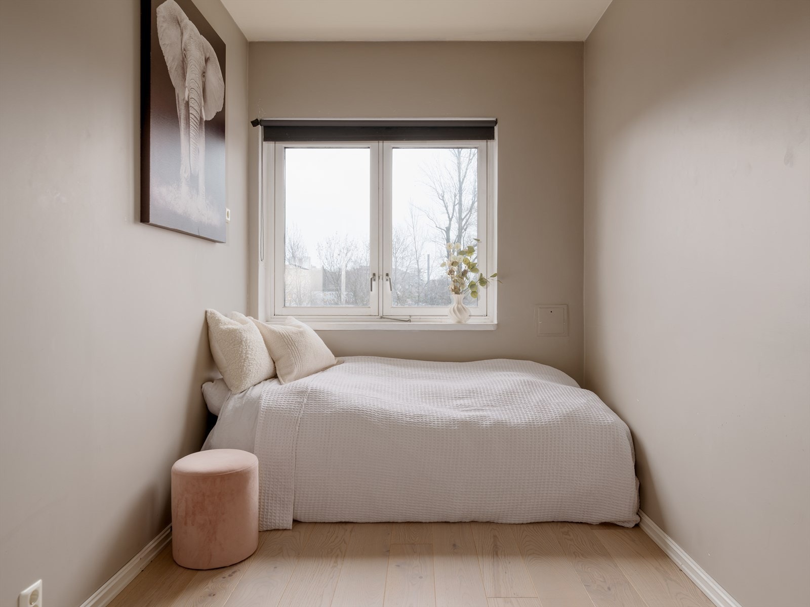 Leiligheten har gjennomgående dype vinduskarmer - en plassbesparende og estetisk løsning. Galleribilde