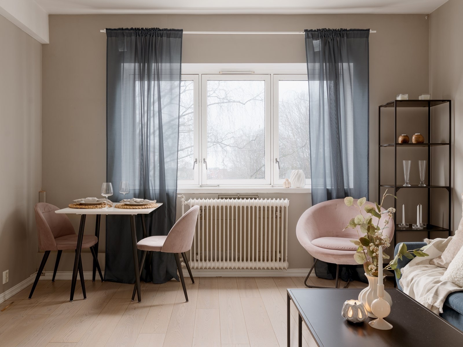 Stuen slipper inn rikelig med naturlig dagslys via store vindusflater og ivaretar den luftige romfølelsen. Galleribilde