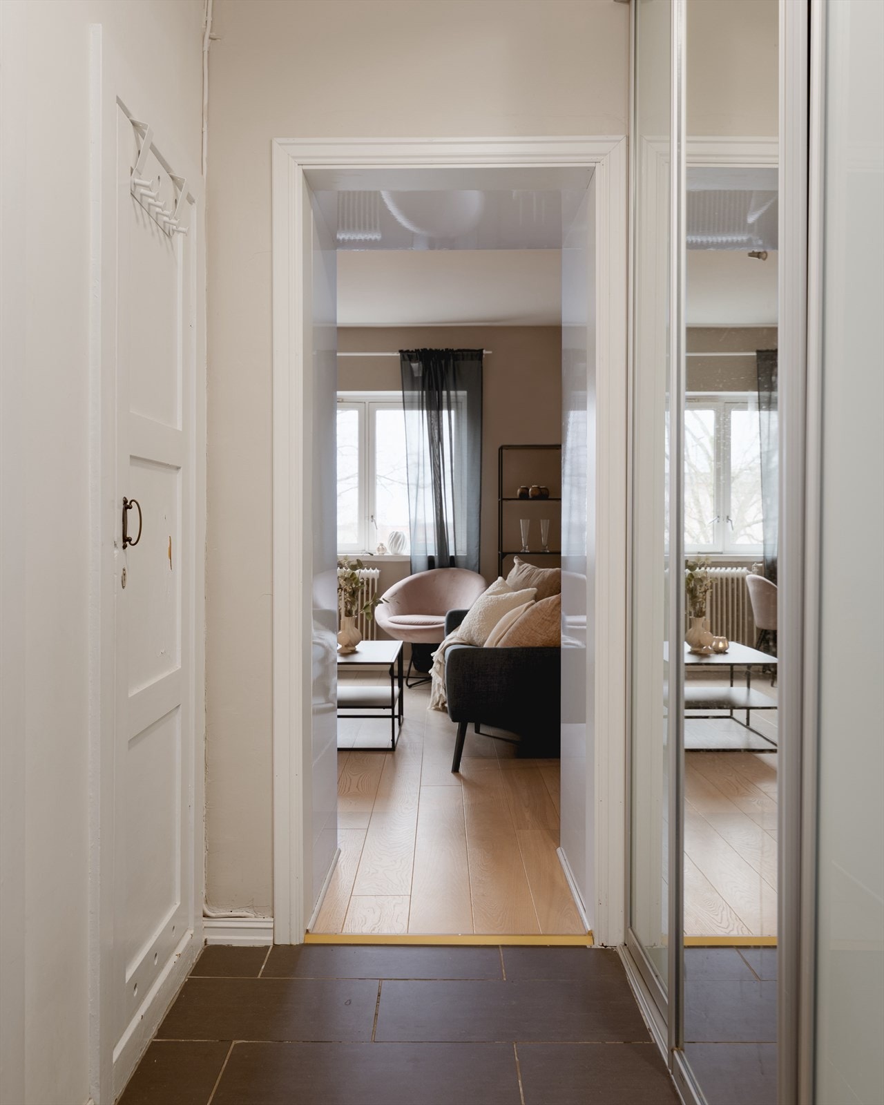 Entreen gir gode oppbevaringsmuligheter med en romslig skyvedørsgarderobe og innvendig bod. Galleribilde