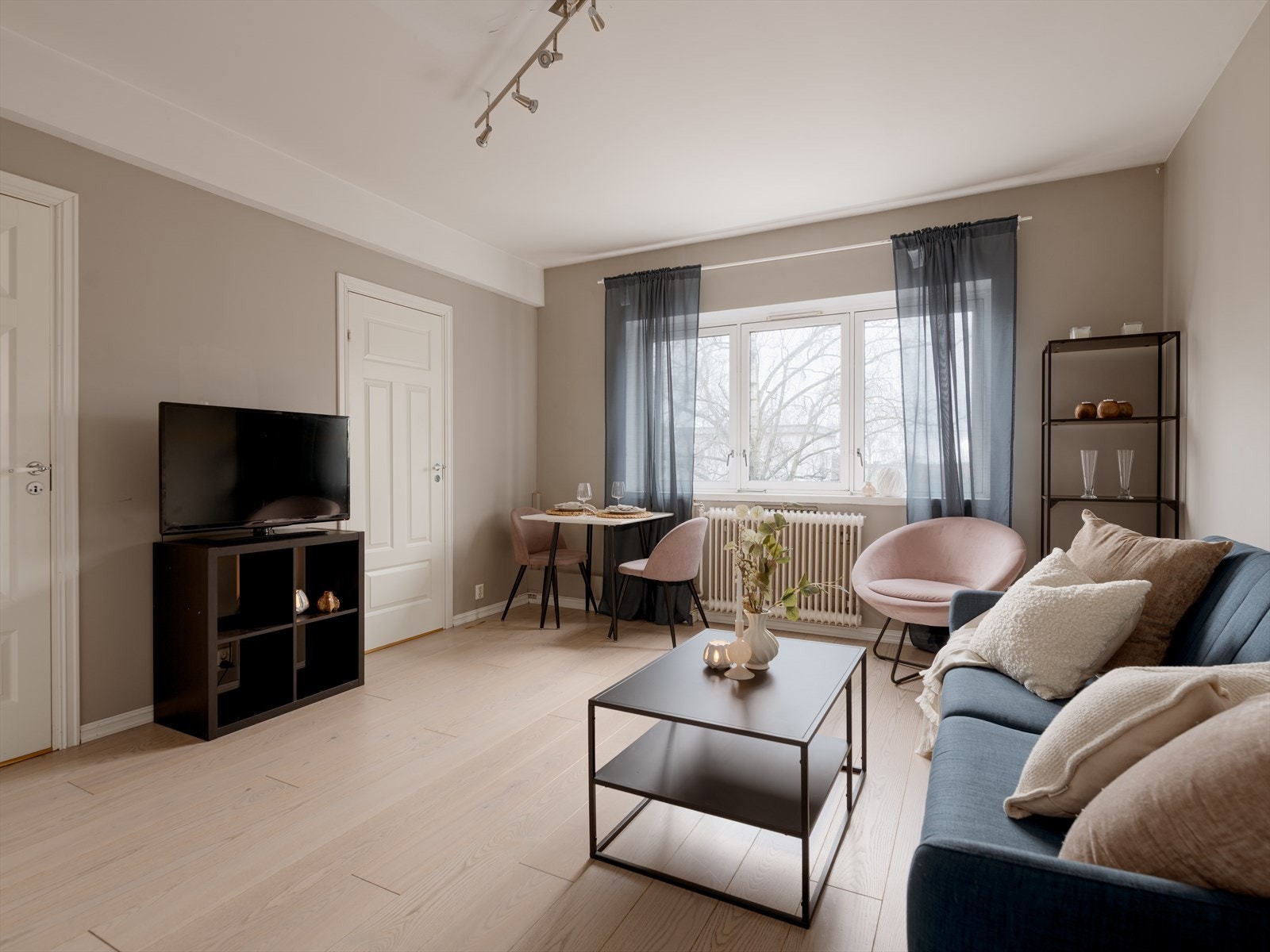 Leiligheten har et gjennomgående fargepalett i lune og behagelige toner. Galleribilde