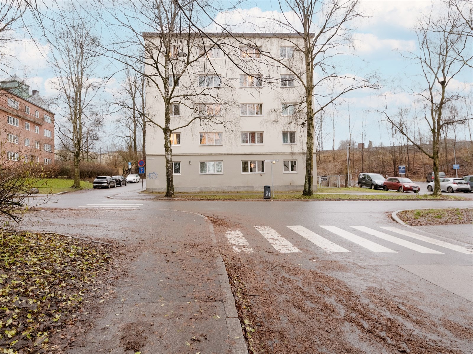 I dette hyggelige nabolaget nyter du roen i tilbaketrukne omgivelser, likevel nær alt du trenger. Galleribilde