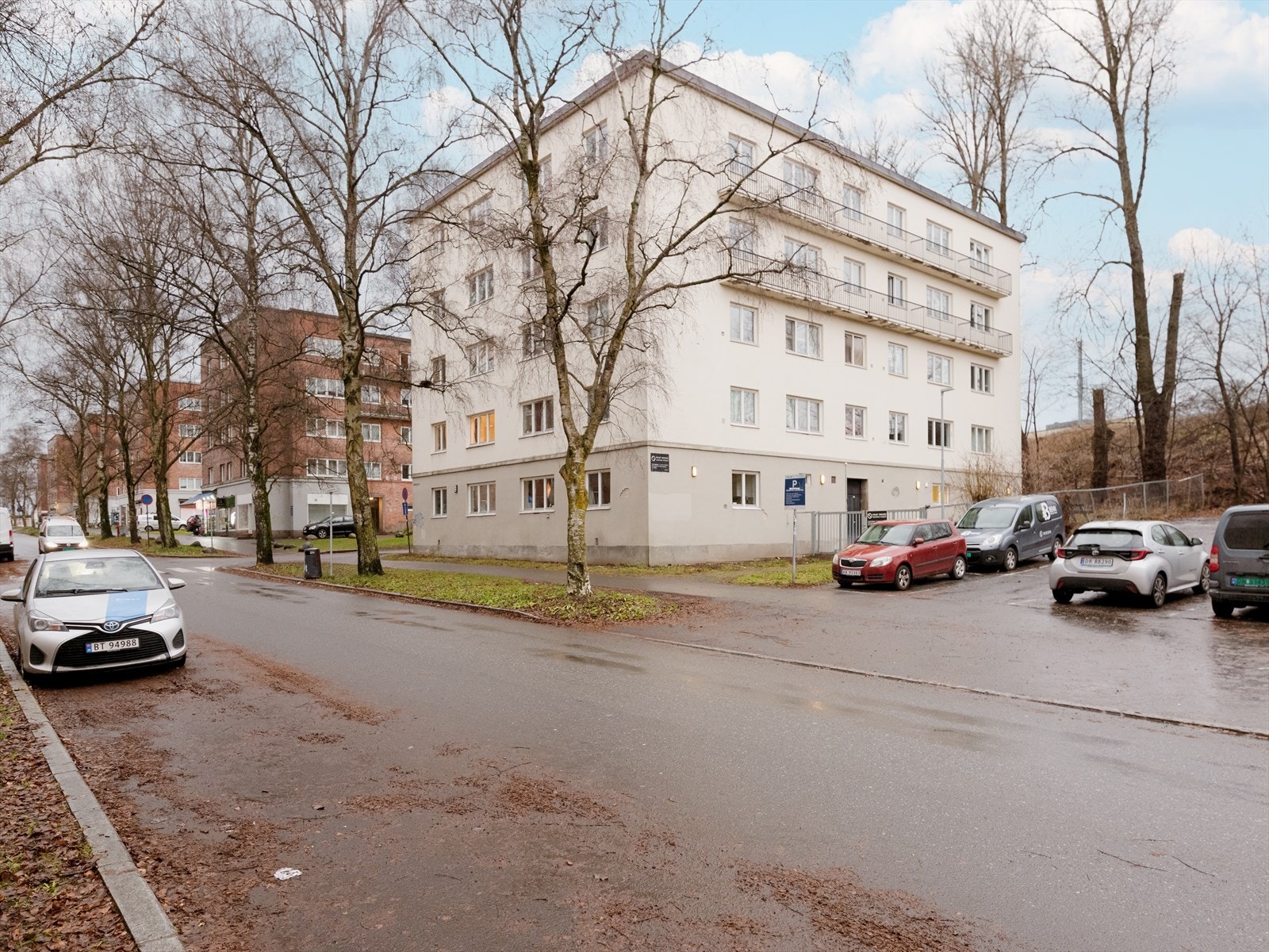 Ekstraordinært årsmøte 2025 har vedtatt balkongutbygging, og vil gjennomføres dersom styret får tillatelse fra kommunen. Galleribilde