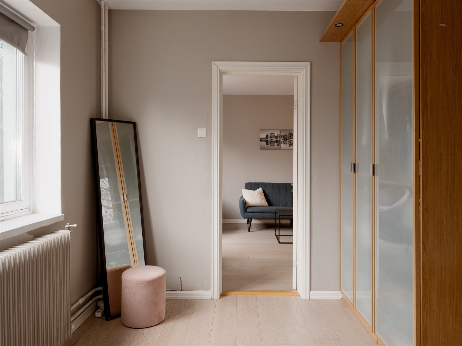 Det medfølger et romslig garderobeskap som gjør det enkelt å holde orden på klær og oppbevaring. Galleribilde