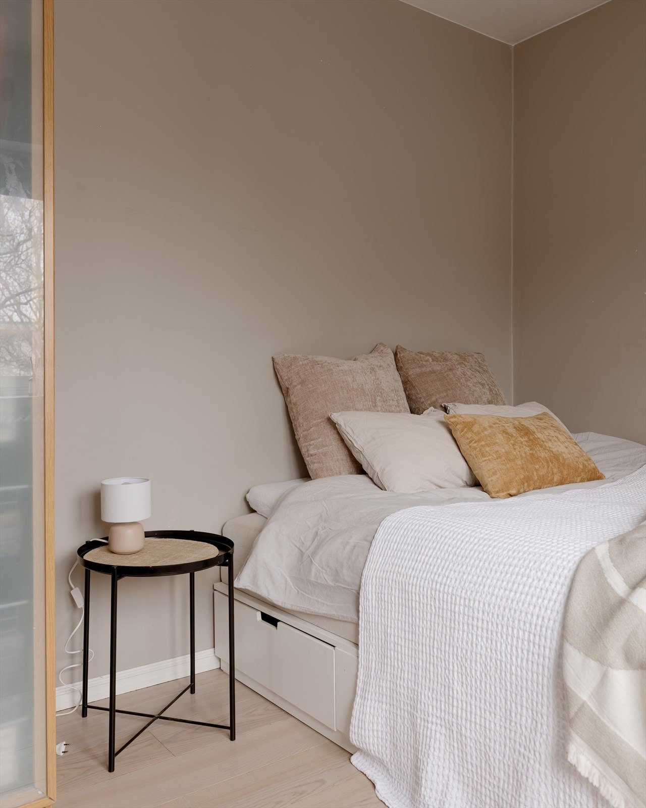 Hovedsoverommet har god plass til dobbeltseng og nattbord, og gir en komfortabel romfølelse. Galleribilde