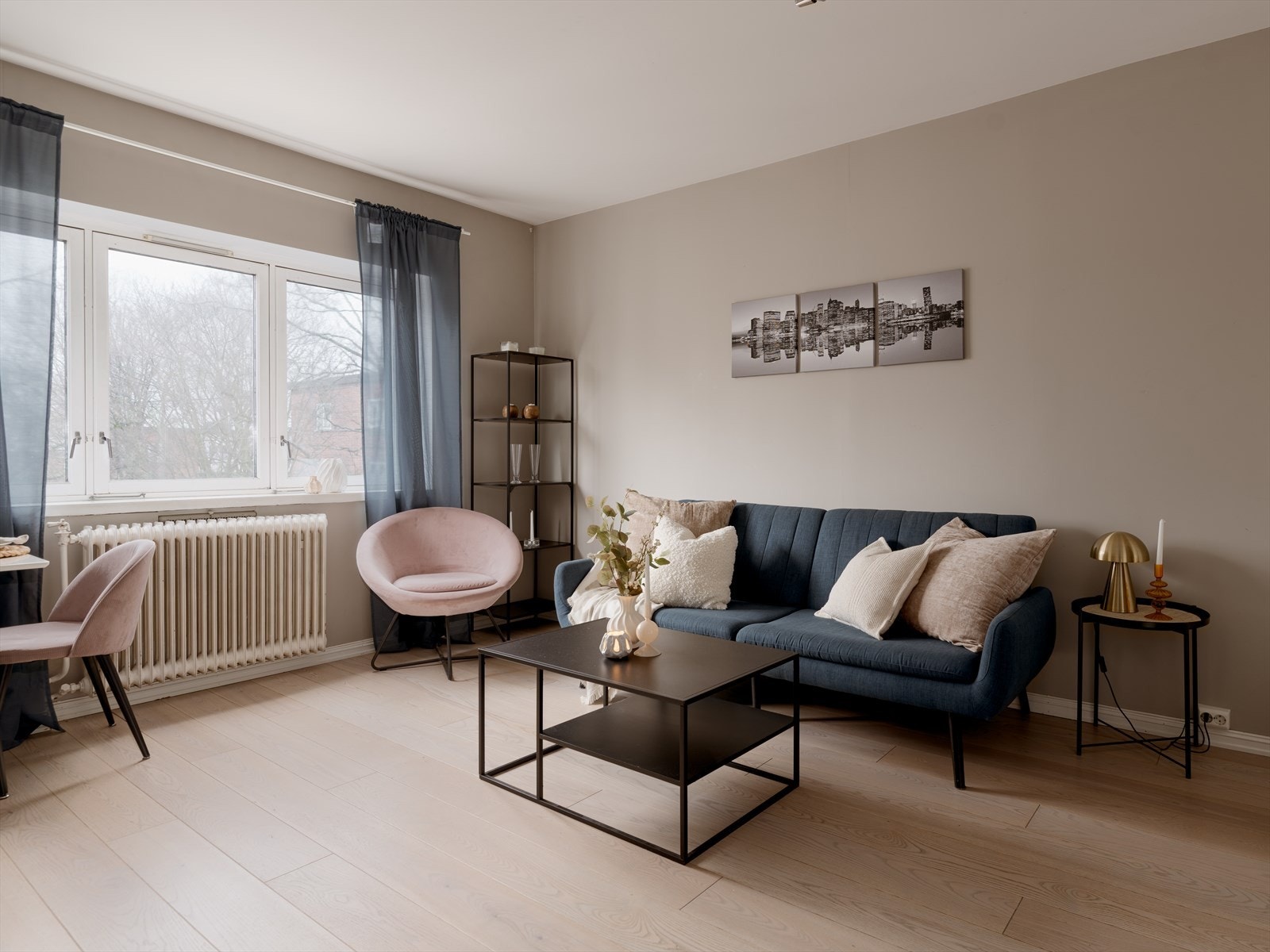 Leilighetens planløsning gir gode møbleringsmuligheter, slik at du kan tilpasse hjemmet etter eget behov og ønske. Galleribilde