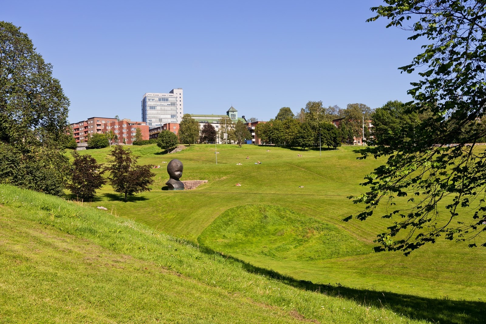 Fra leiligheten er det kort vei til store grønne områder- blant annet Thorshovdalen, Ola Narr og Botanisk Hage. Galleribilde